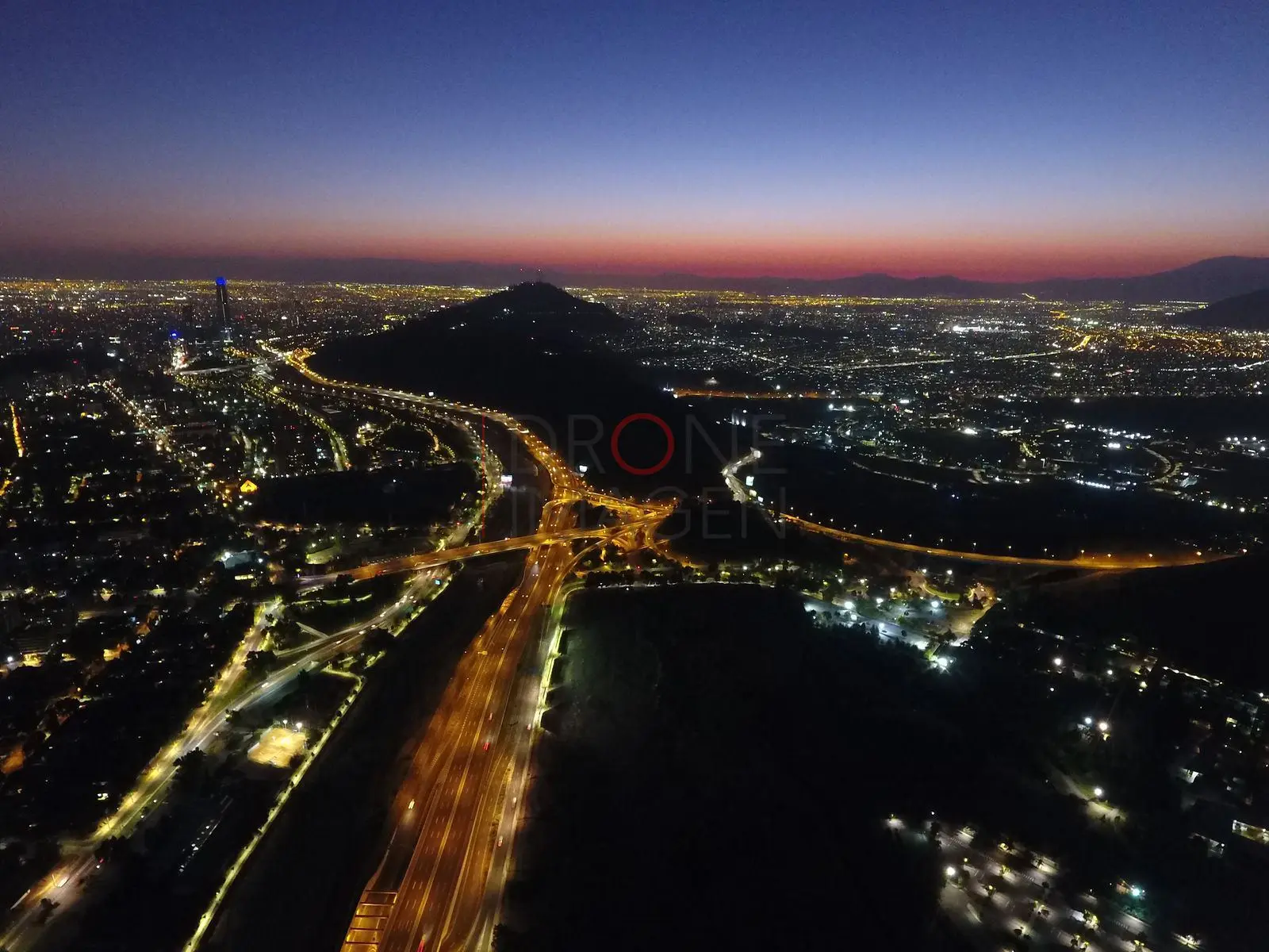 Crepúsculo y enlace vial con luces, Vitacura · vista aérea oblicua