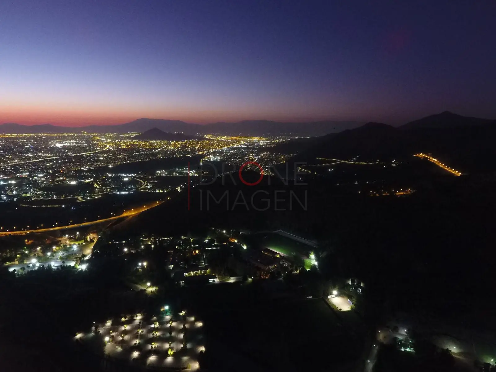 Ladera oscura y ciudad iluminada, Vitacura — Santiago, Chile