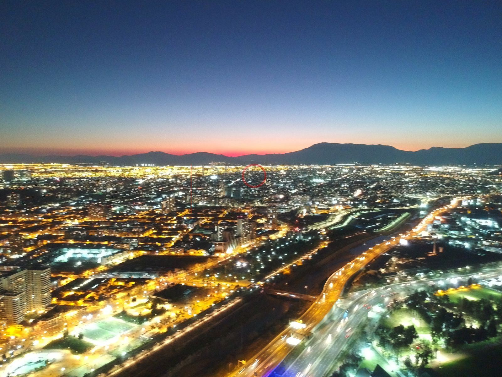 Crepúsculo sobre la ciudad, Independencia