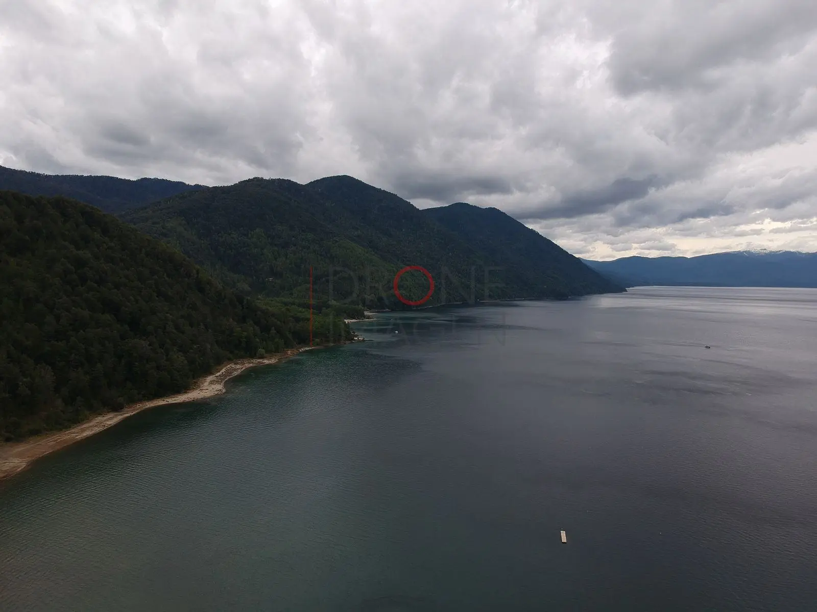 Lago rodeado de cerros boscosos, Caburgua — Pucón, Chile