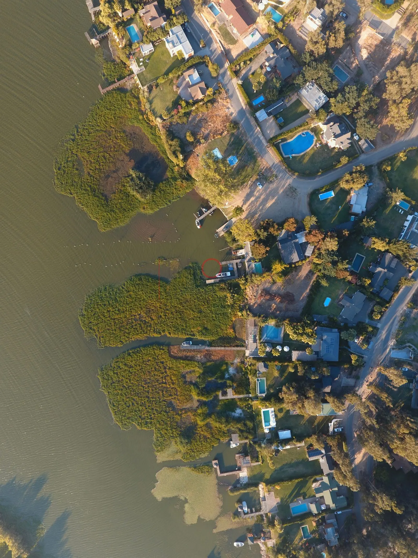 Canal con casas y piscinas, Las Cabras (5) — Lago Rapel, Chile