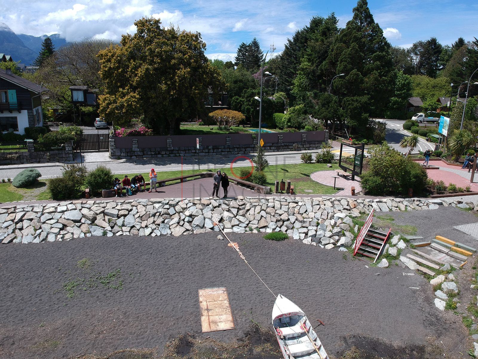 Plaza con árboles junto a la costanera, Centro de Pucón