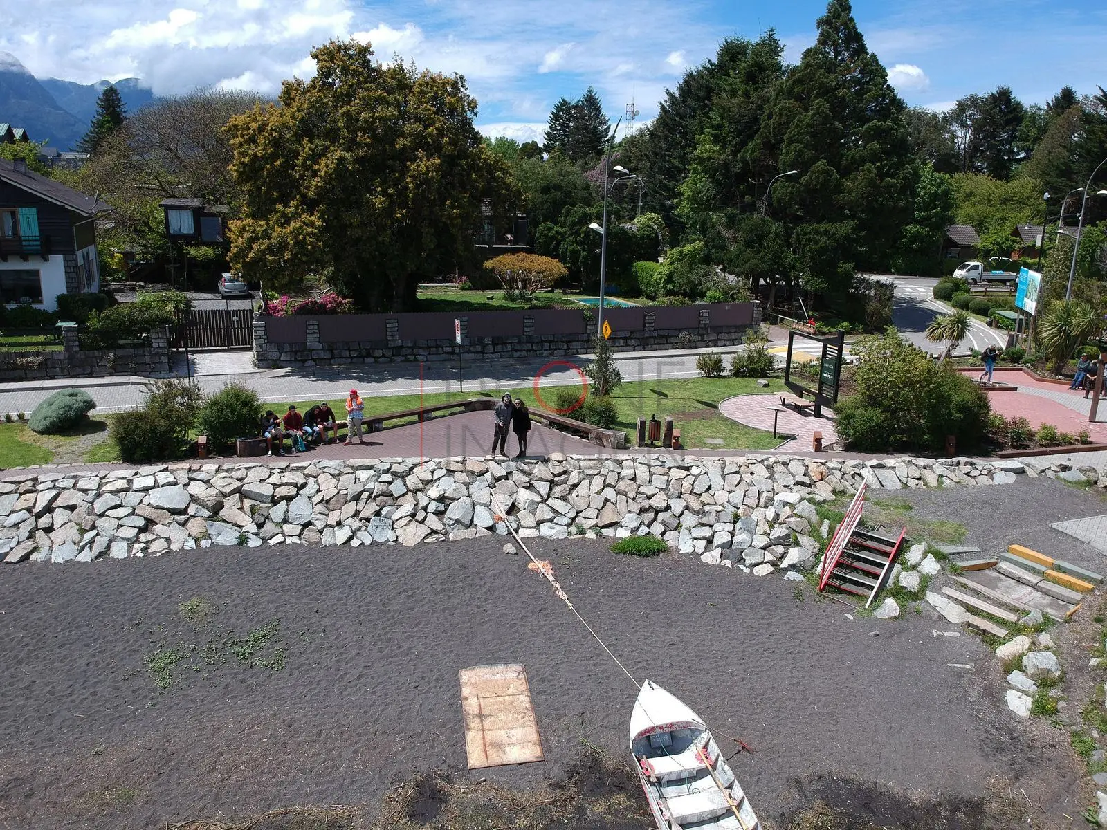Plaza con árboles junto a la costanera, Centro de Pucón