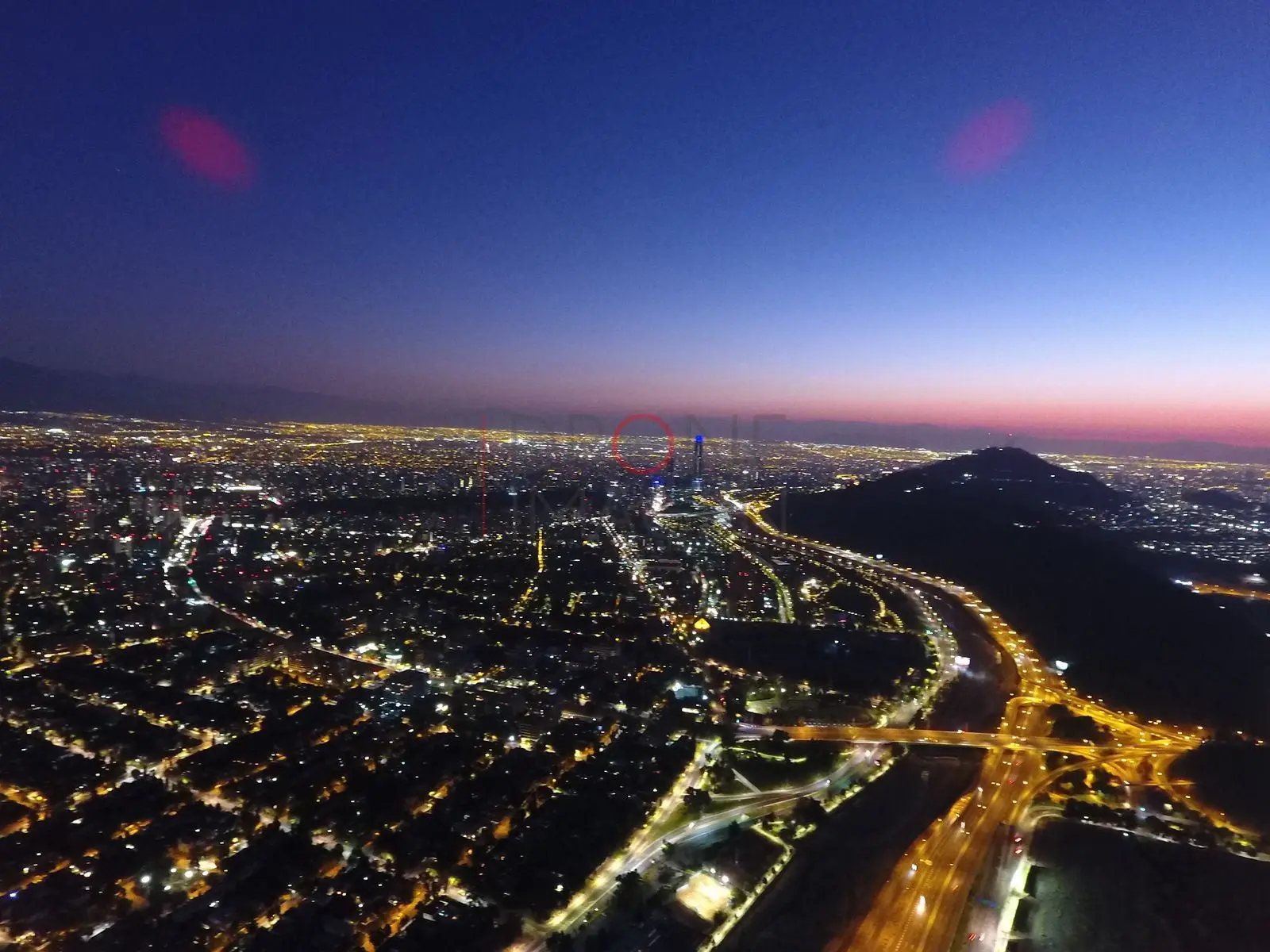 Ciudad y autopista en la hora azul, Vitacura · vista aérea oblicua