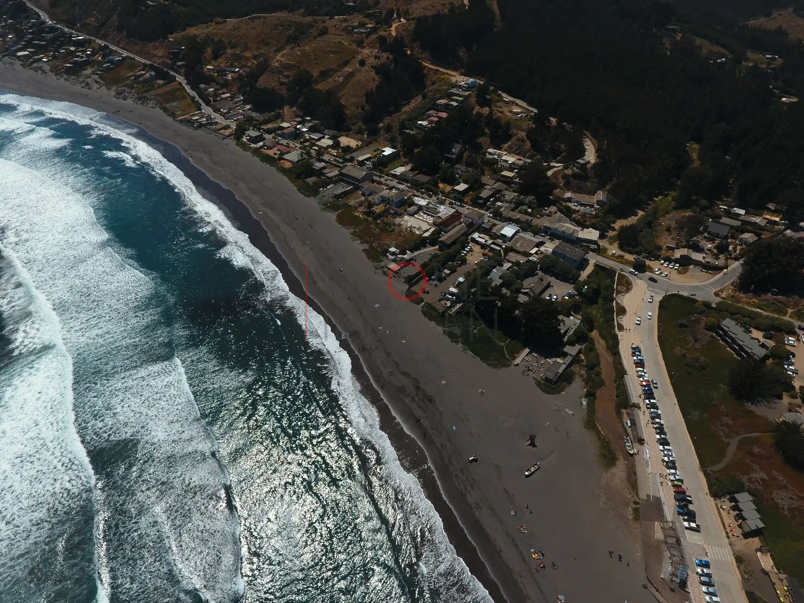 Olas y casas junto a la playa, Matanzas · Navidad, Región de O'Higgins · vista aérea oblicua