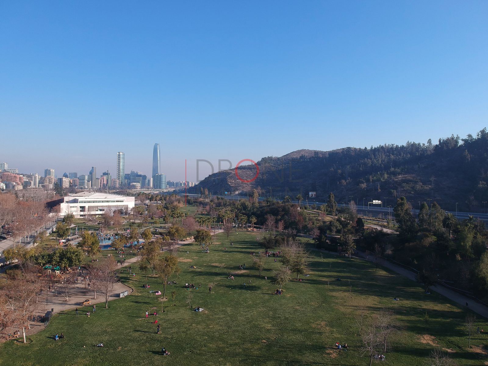 Parque y cerro con la ciudad al fondo, Vitacura
