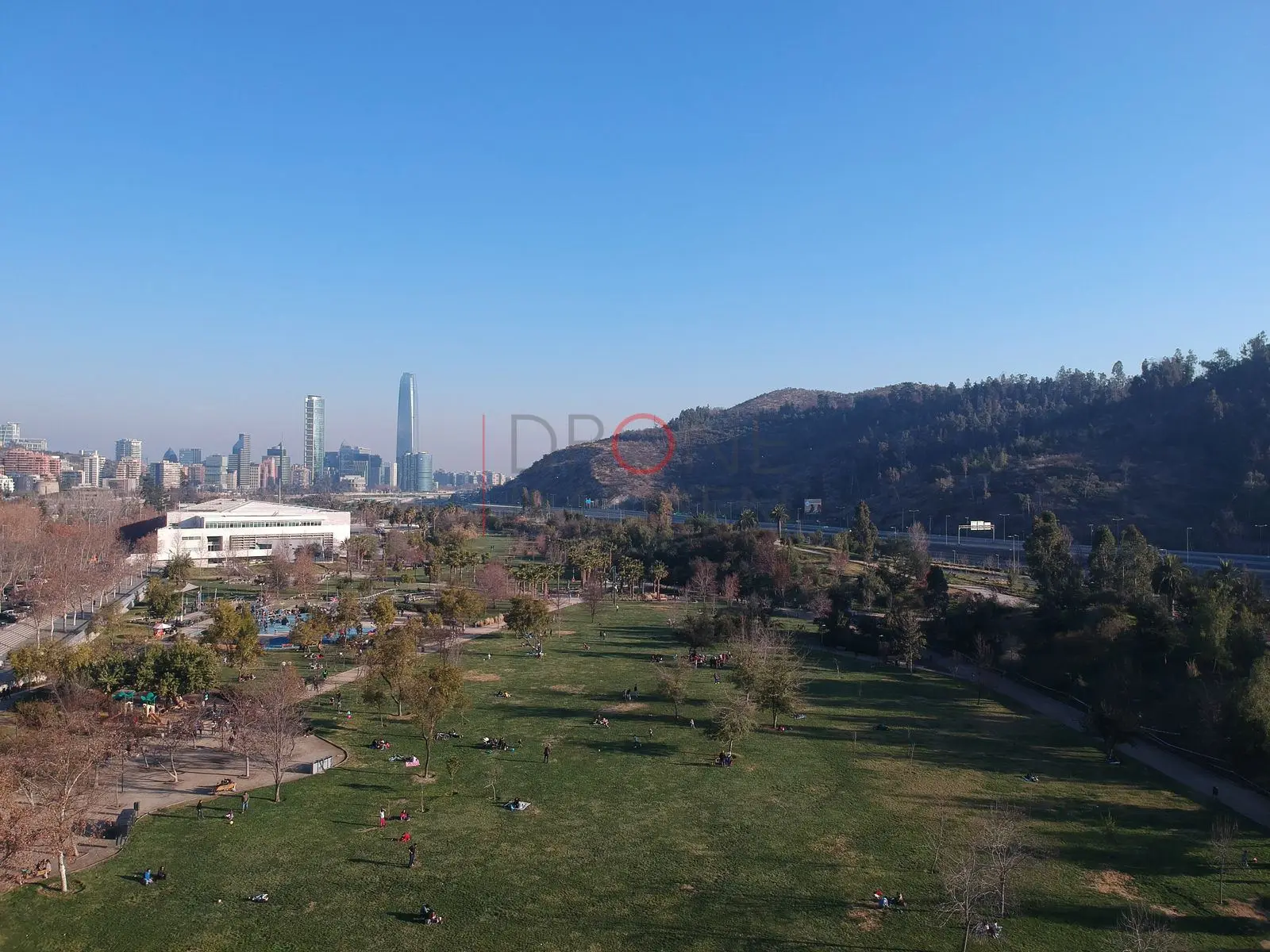Parque y cerro con la ciudad al fondo, Vitacura — Santiago, Chile