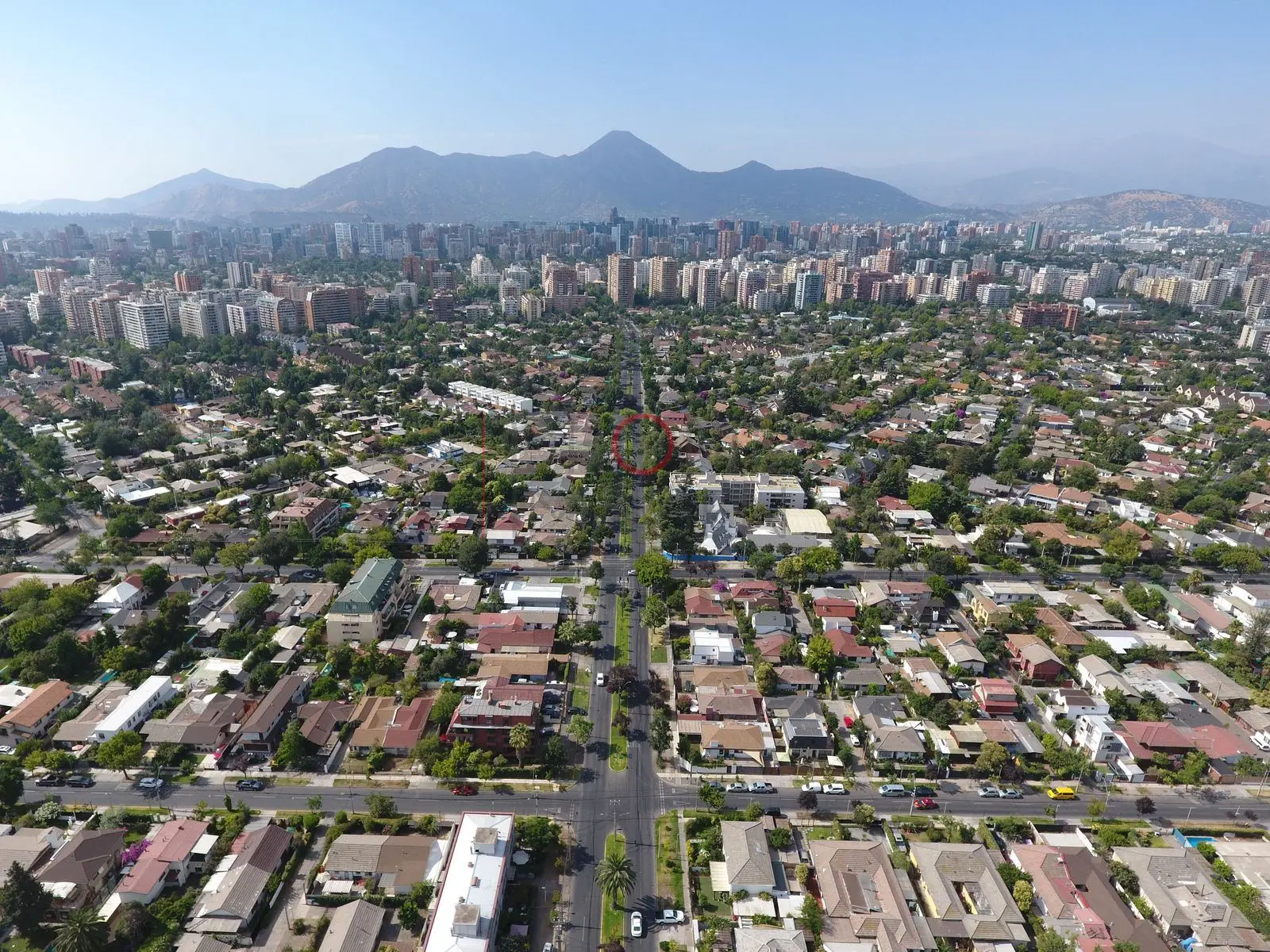 Barrio arbolado y cerro, Las Condes · vista aérea oblicua