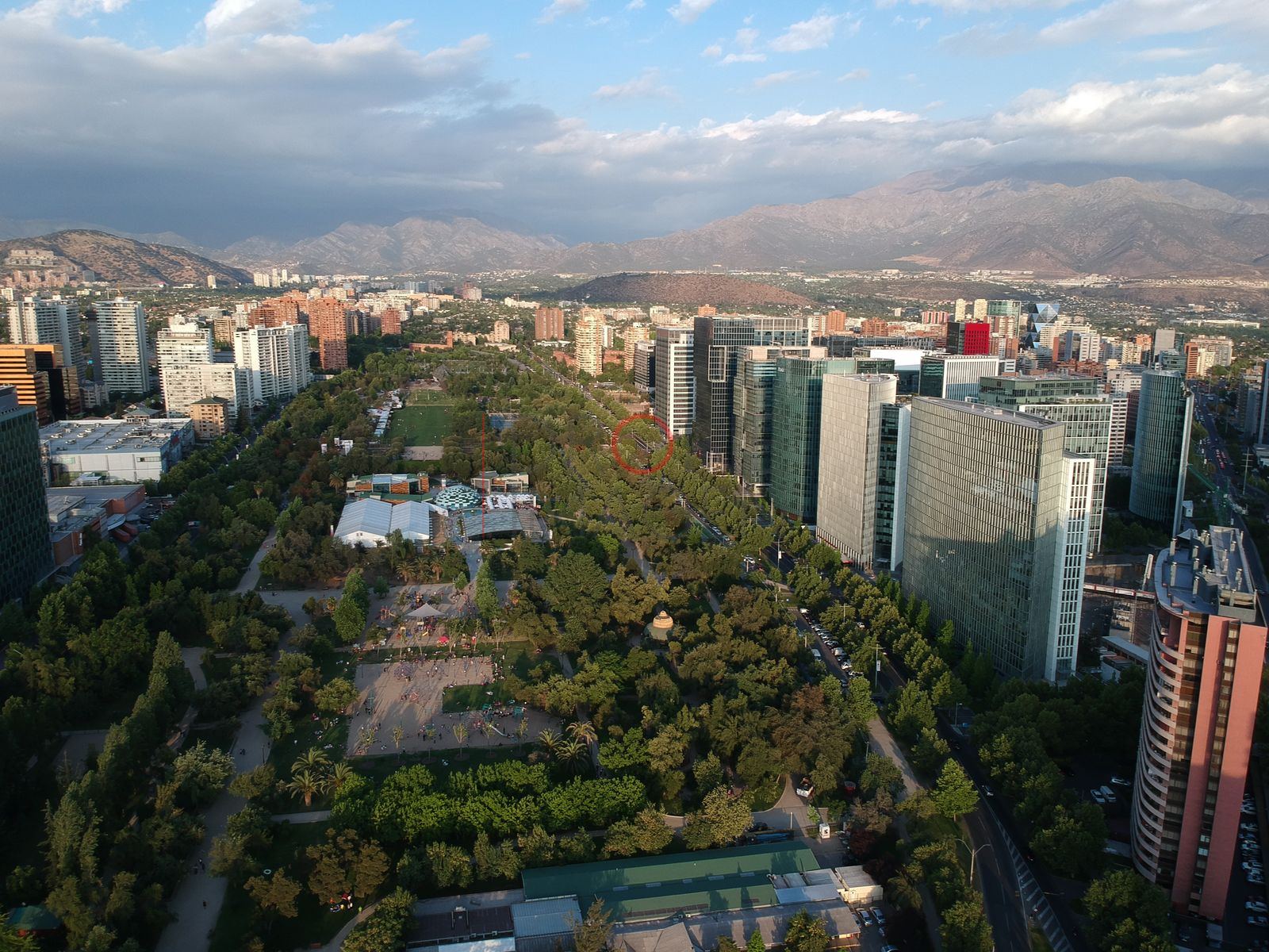 Parque Araucano y torres al atardecer, Las Condes
