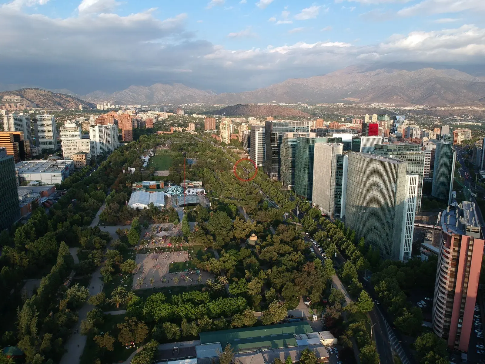 Parque Araucano y torres al atardecer, Las Condes — Santiago, Chile