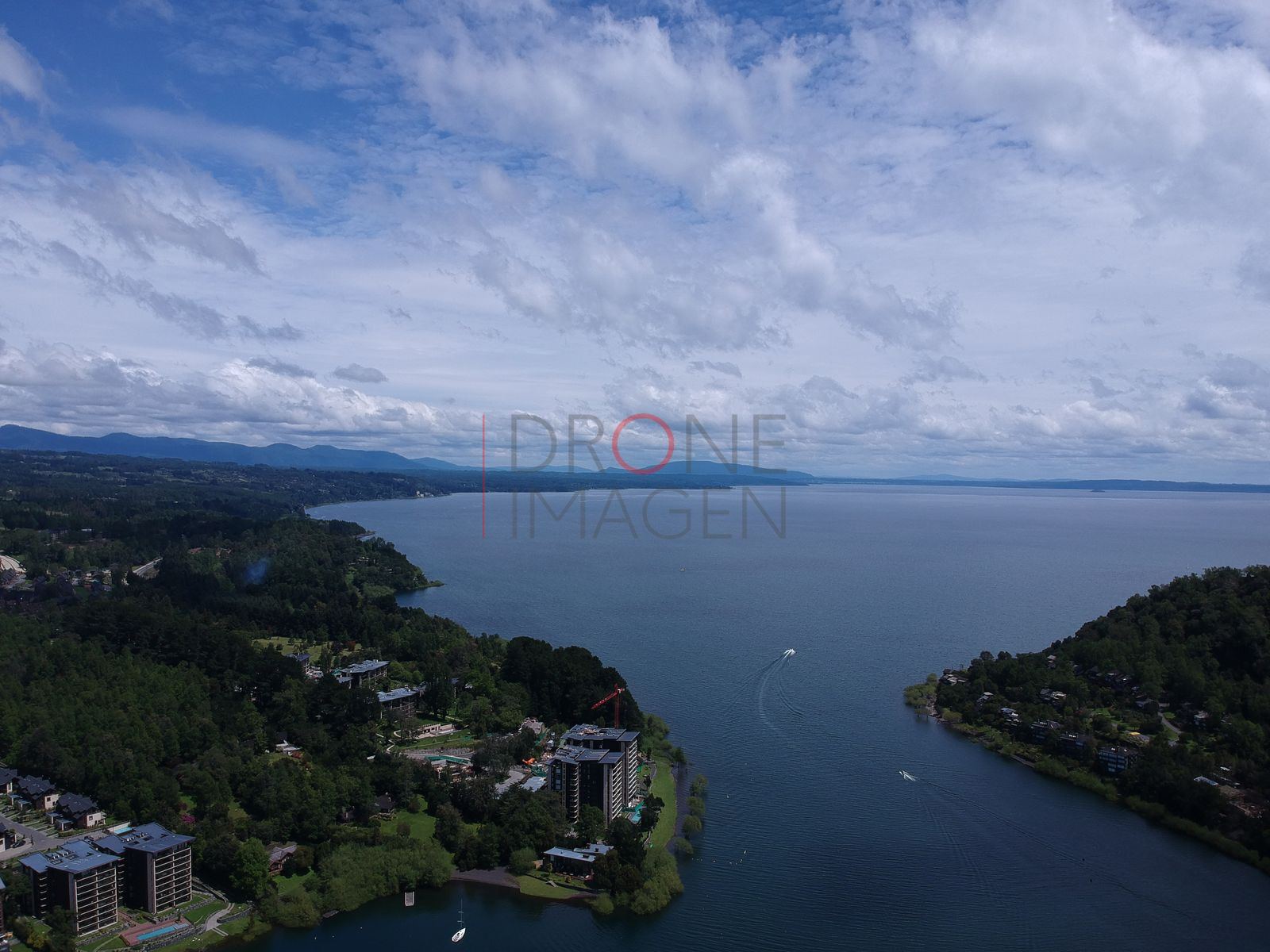 Lago Villarrica desde la costa, Centro de Pucón