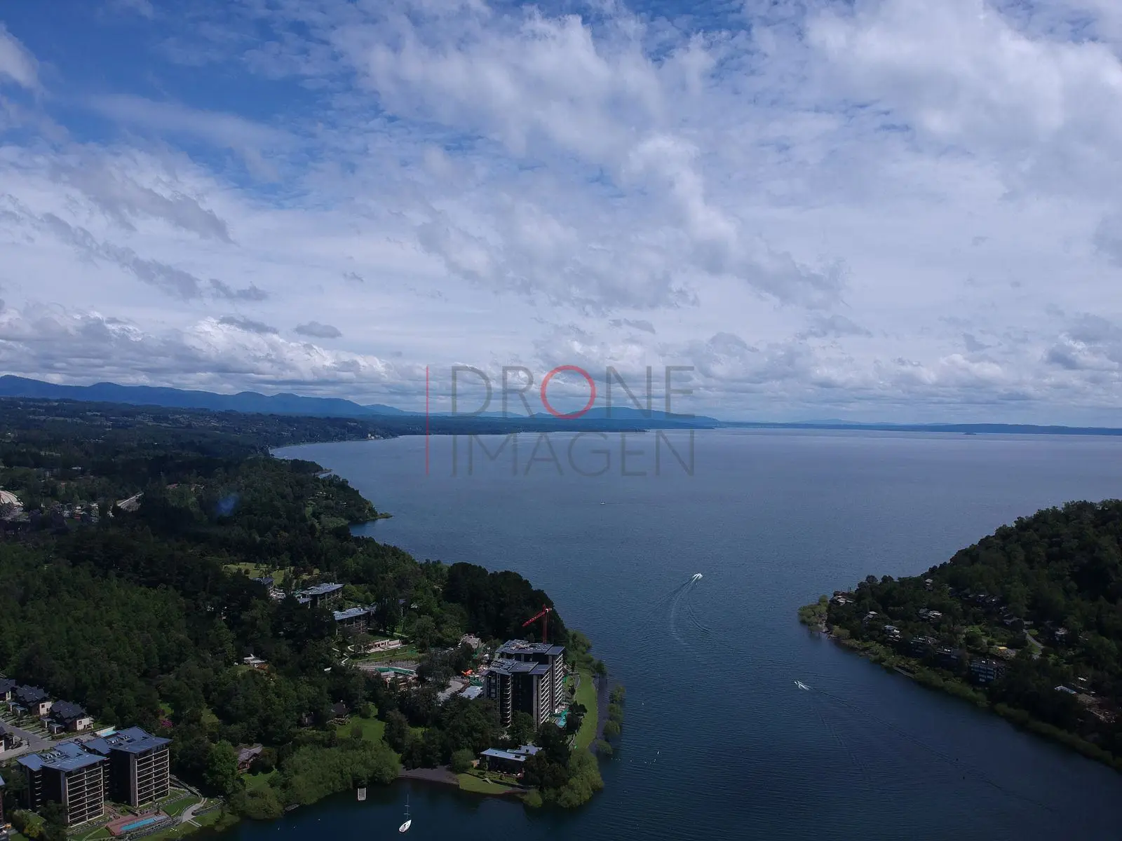 Lago Villarrica desde la costa, Centro de Pucón