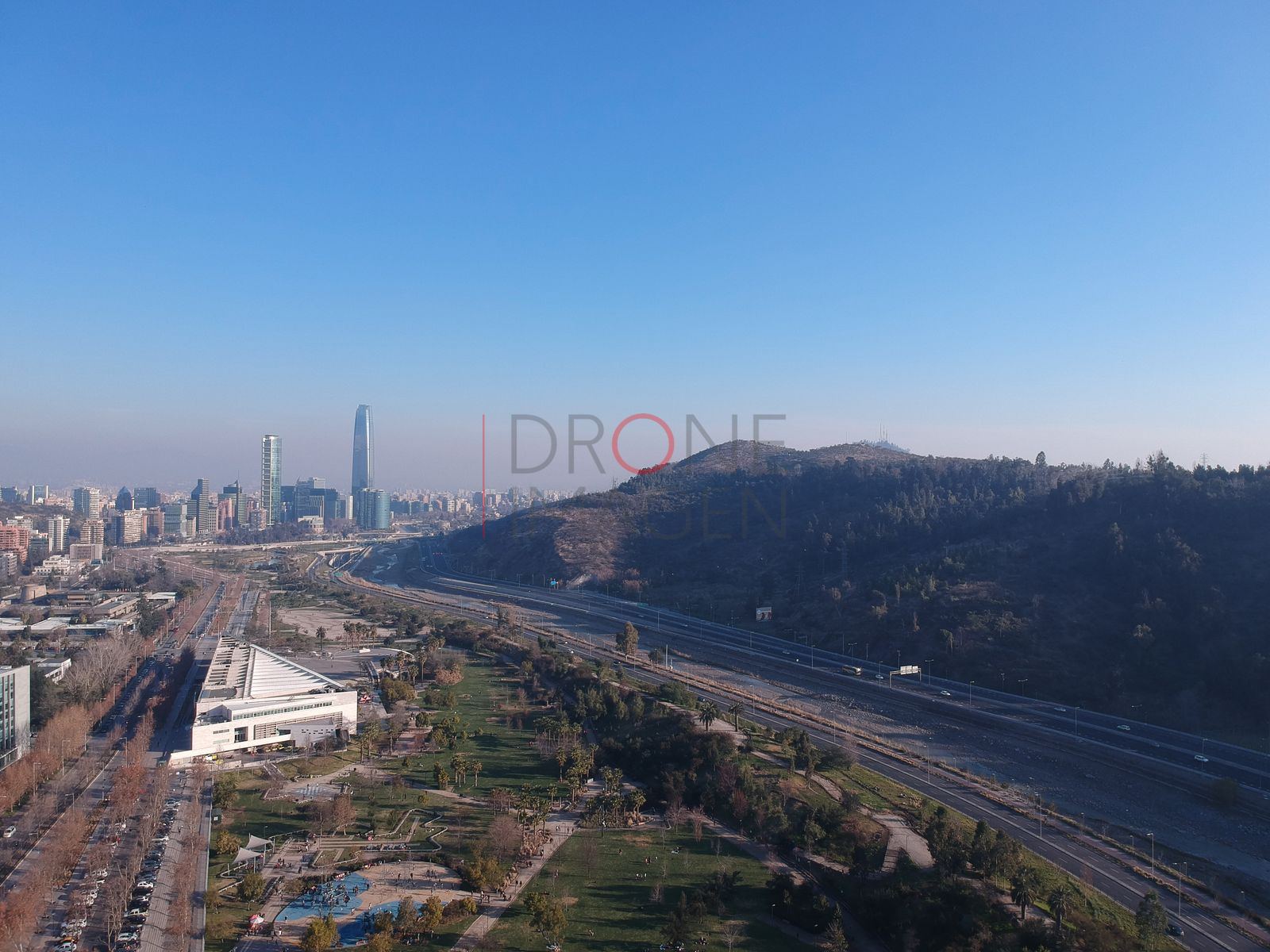 Cerro, autopista y skyline, Vitacura