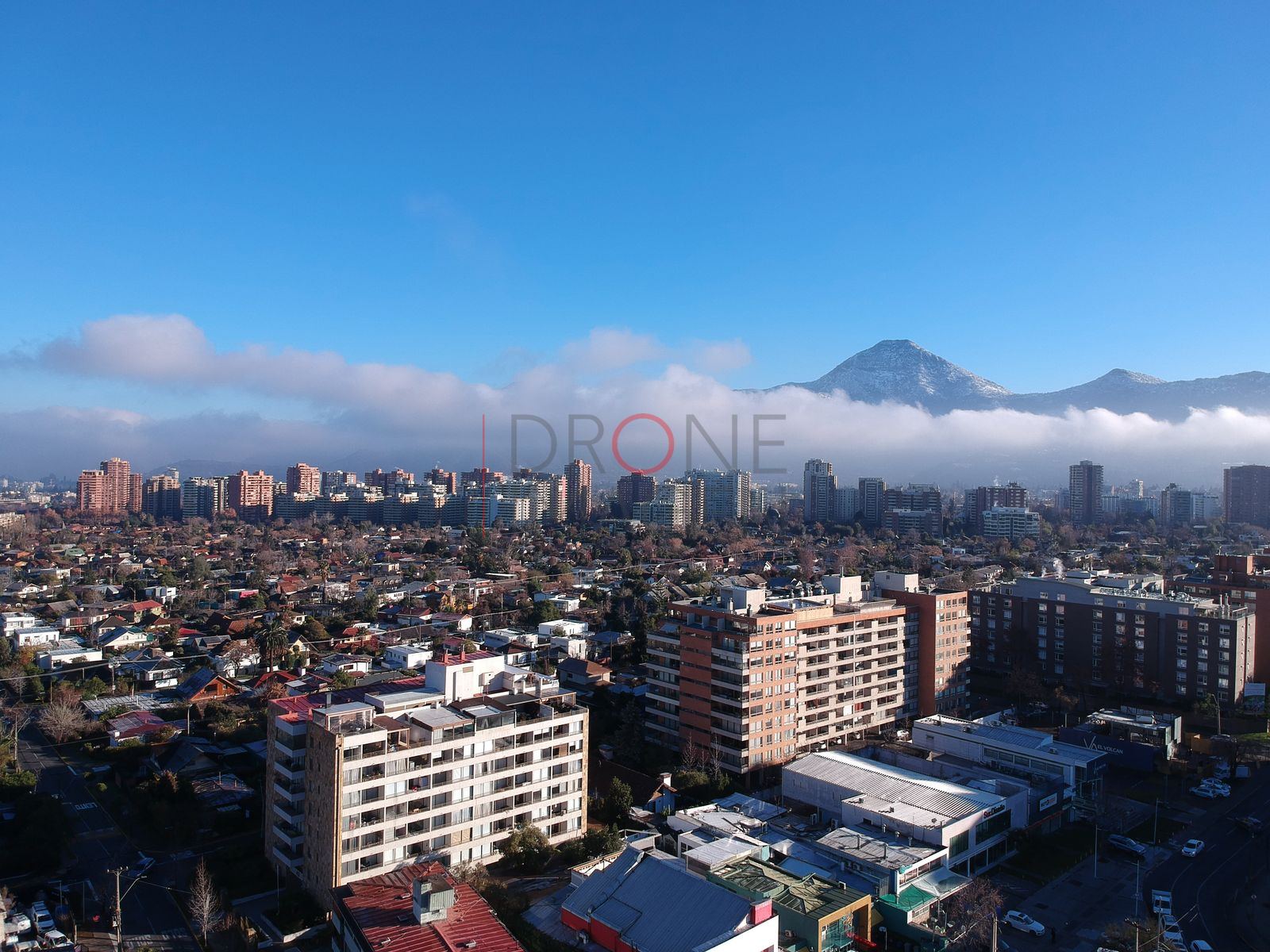 Santiago con cordillera nevada