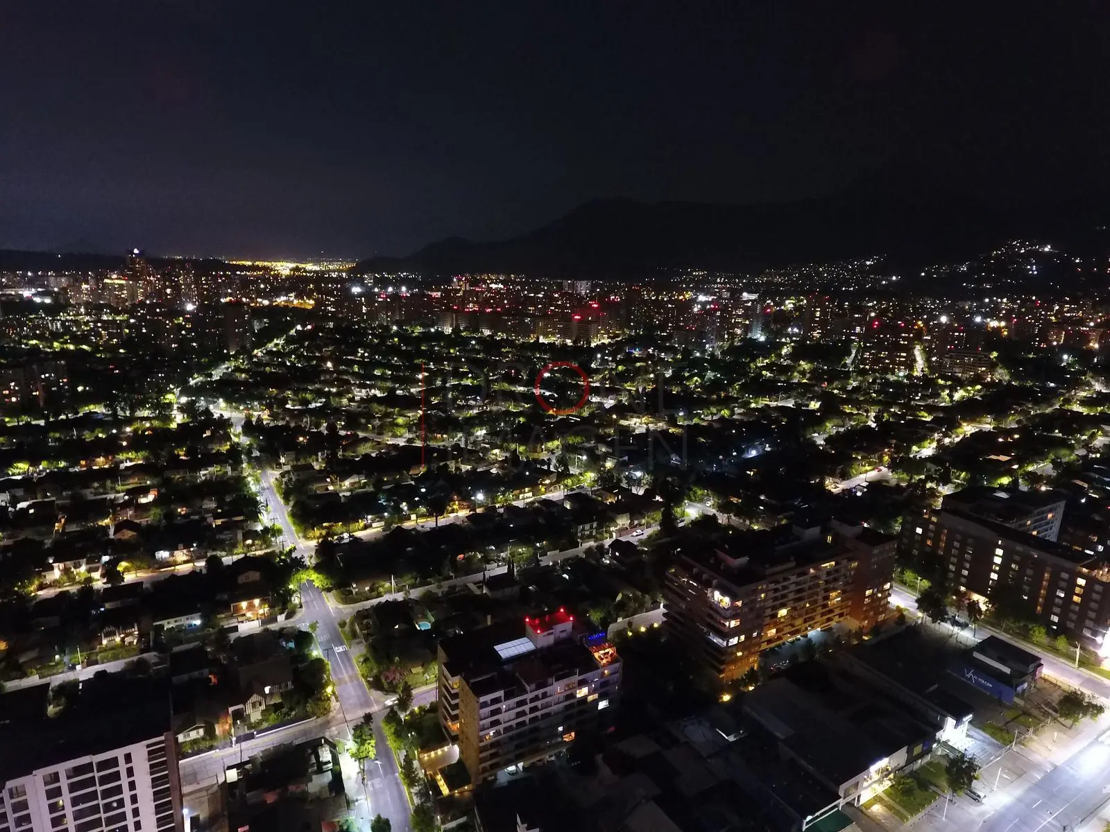 Luces de barrios de noche, Las Condes · vista aérea oblicua