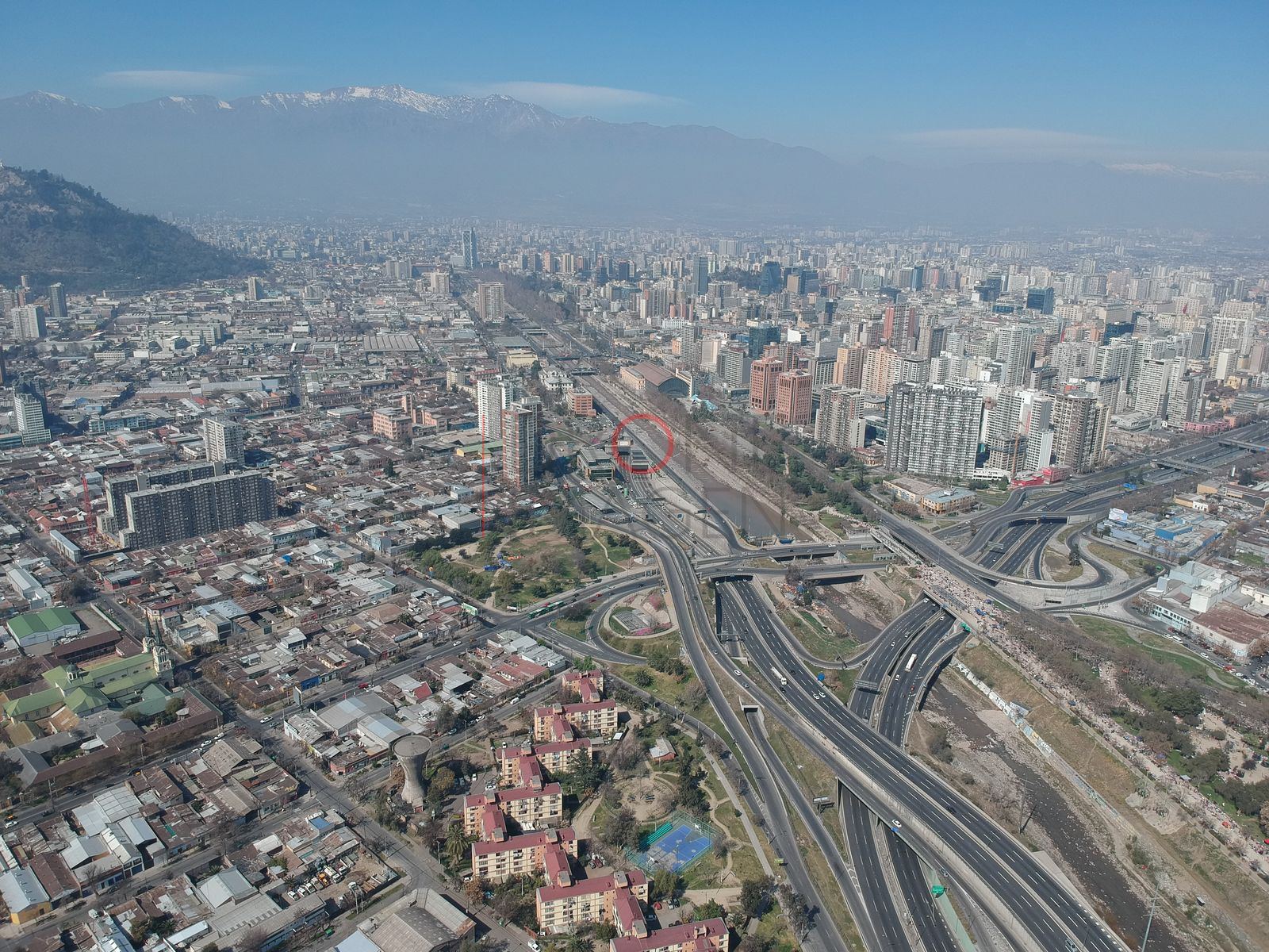 Nudo de autopistas y edificios, Independencia