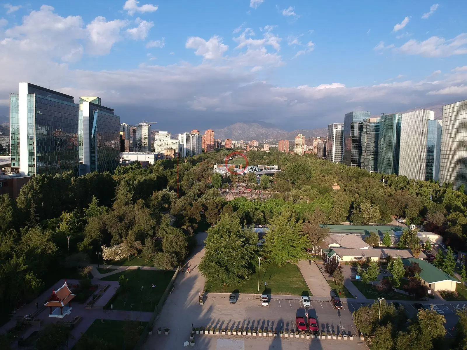 Parque Araucano y torres de Las Condes — Santiago, Chile