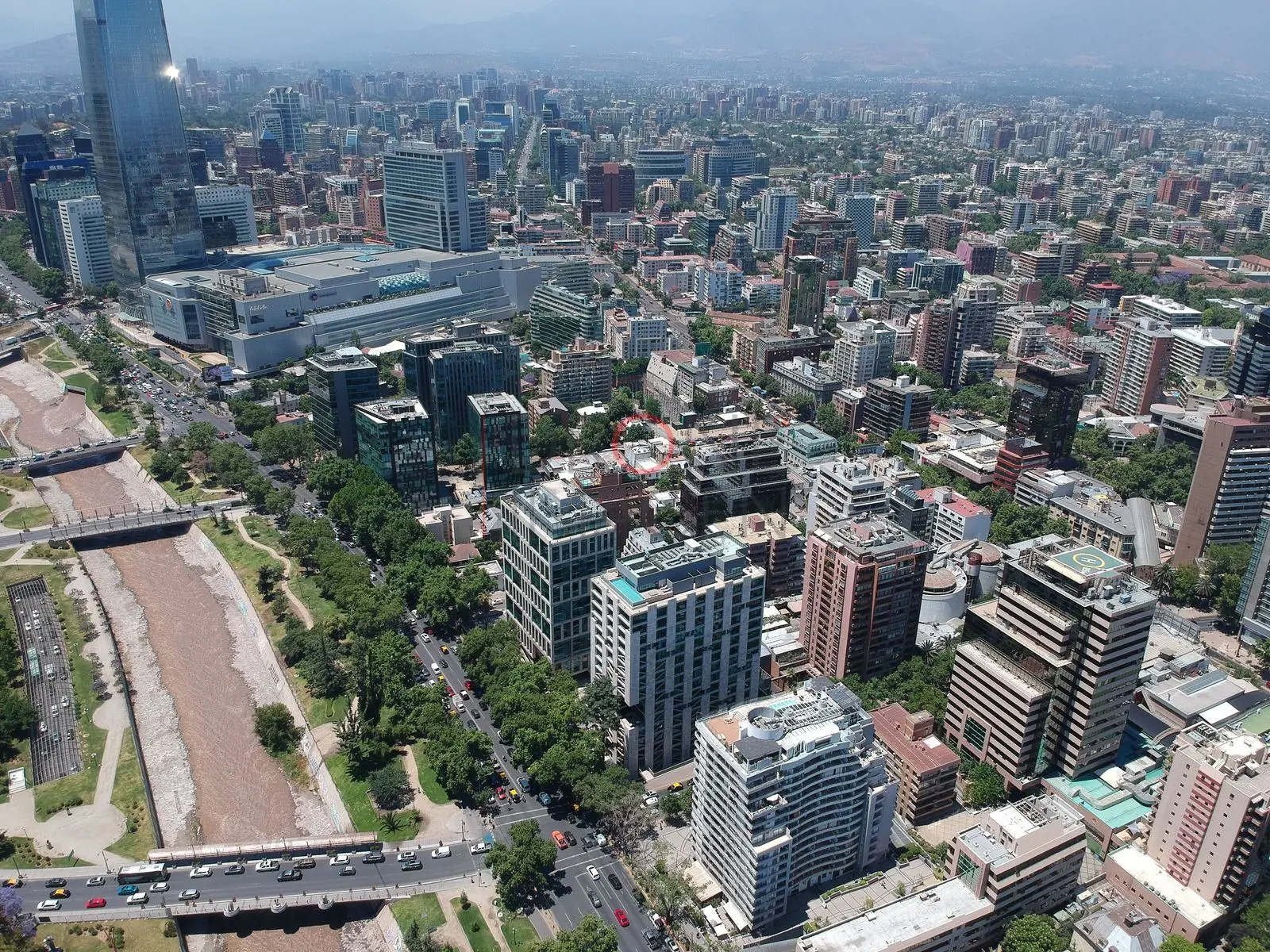 Edificios y río Mapocho, Providencia · vista aérea oblicua