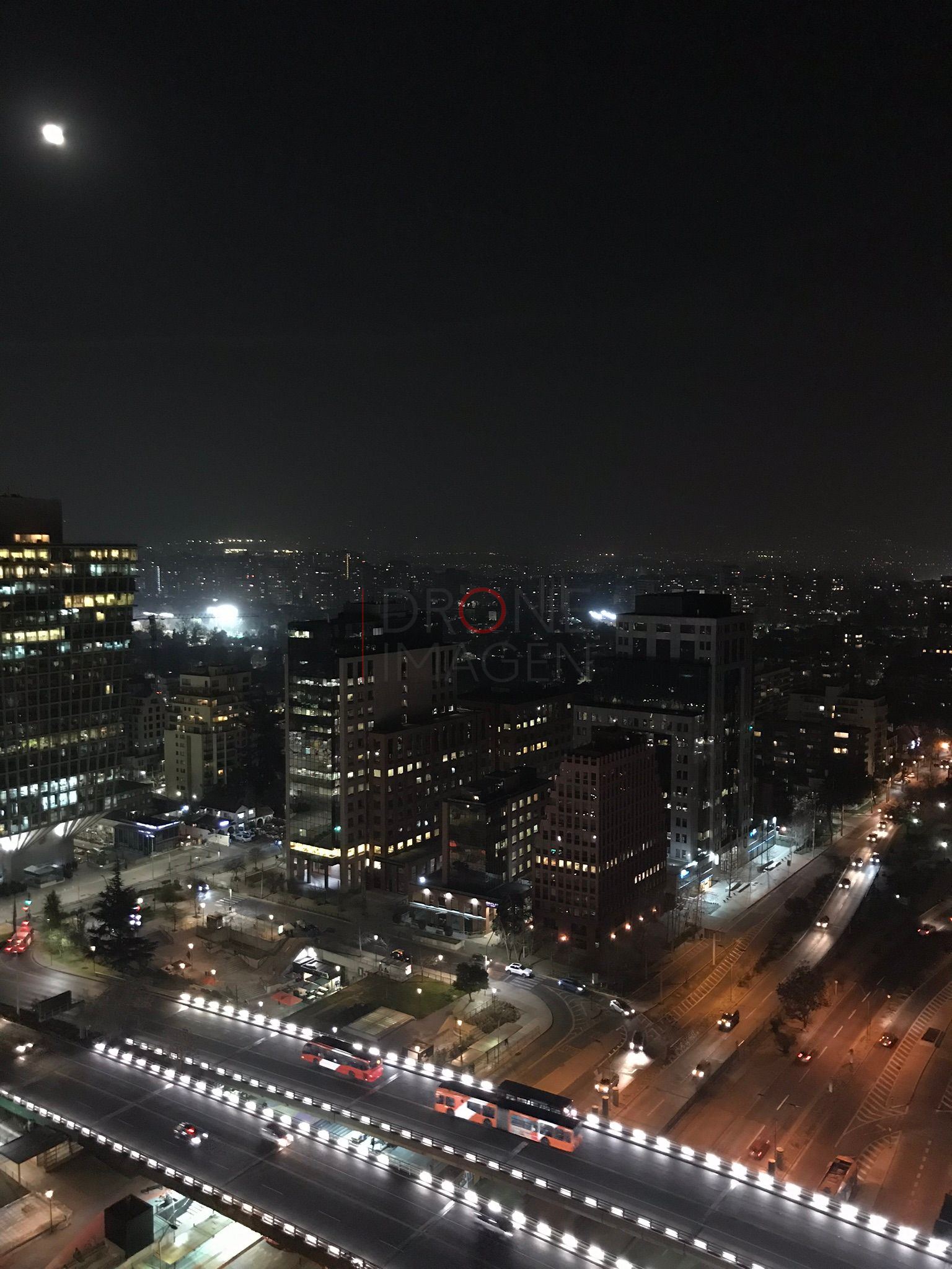 Ciudad y torres iluminadas de noche, Vitacura
