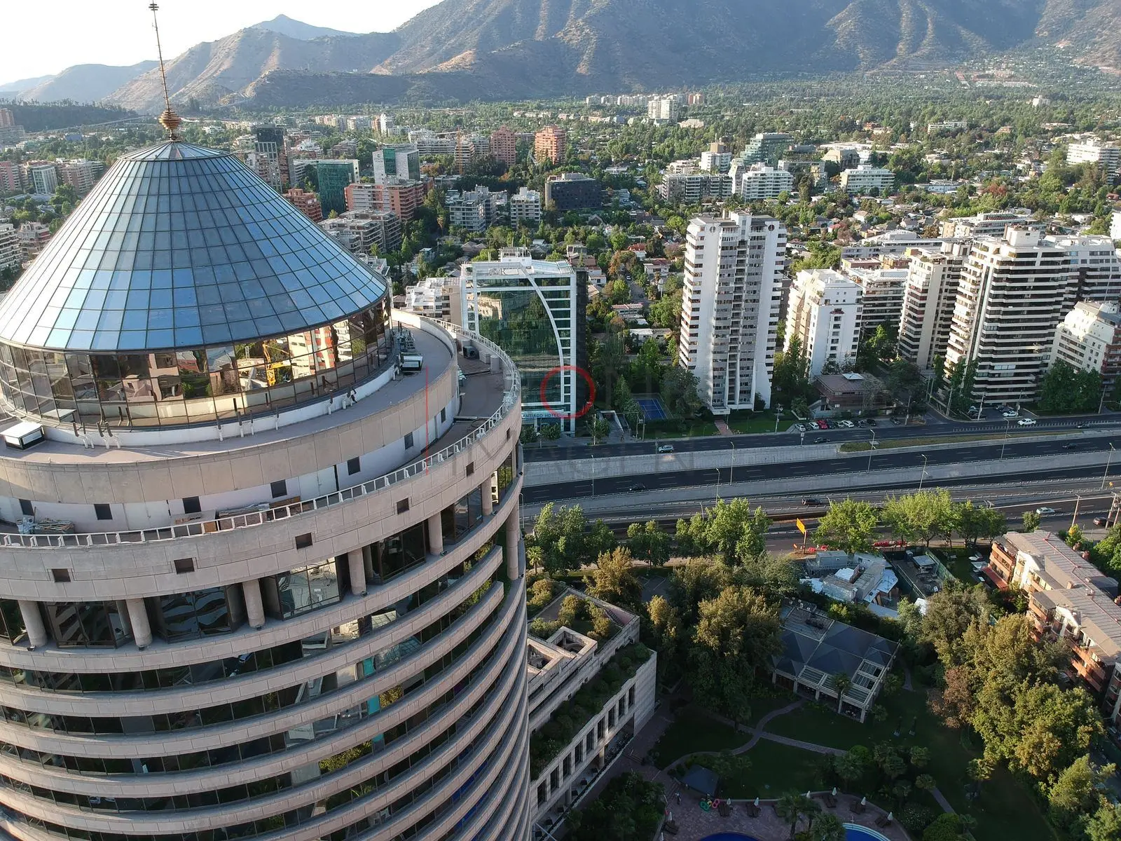 Torre con cúpula y autopista, Las Condes · vista aérea oblicua