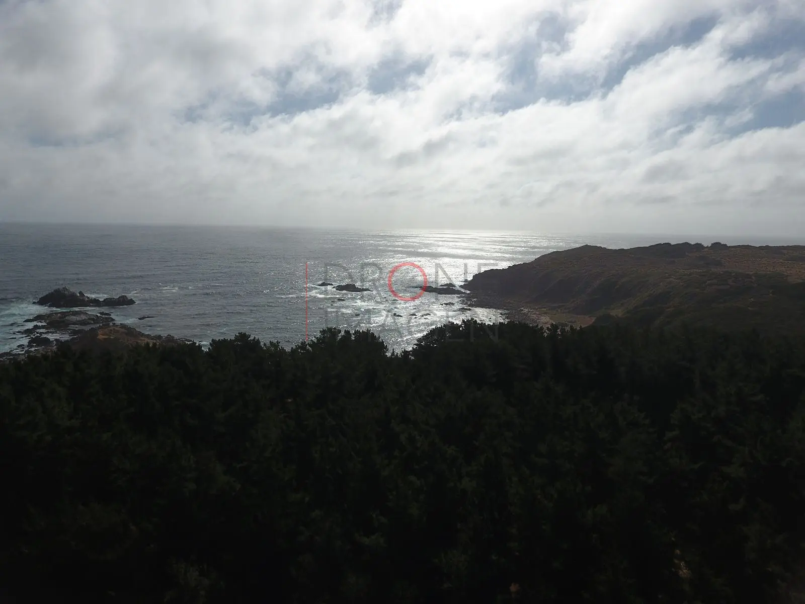 Océano y roqueríos bajo cielo nublado, Quintay
