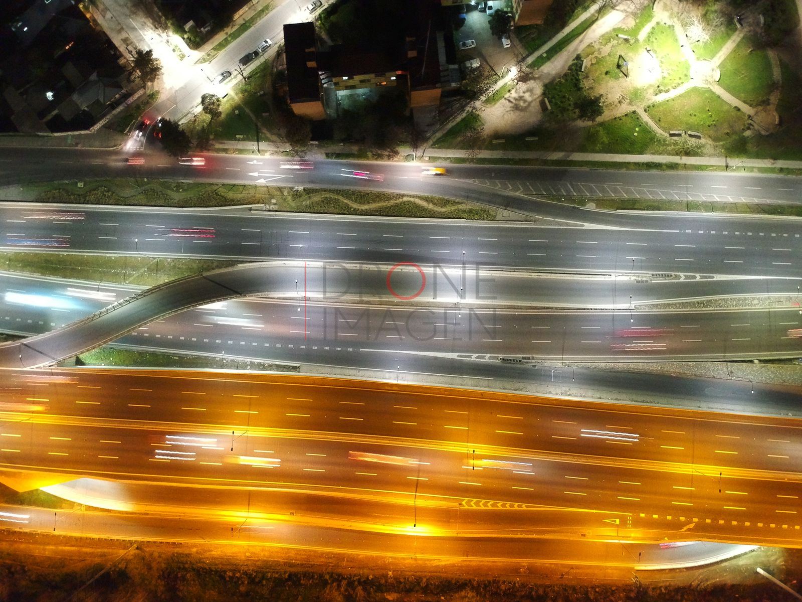 Parque junto a la autopista de noche, Santiago