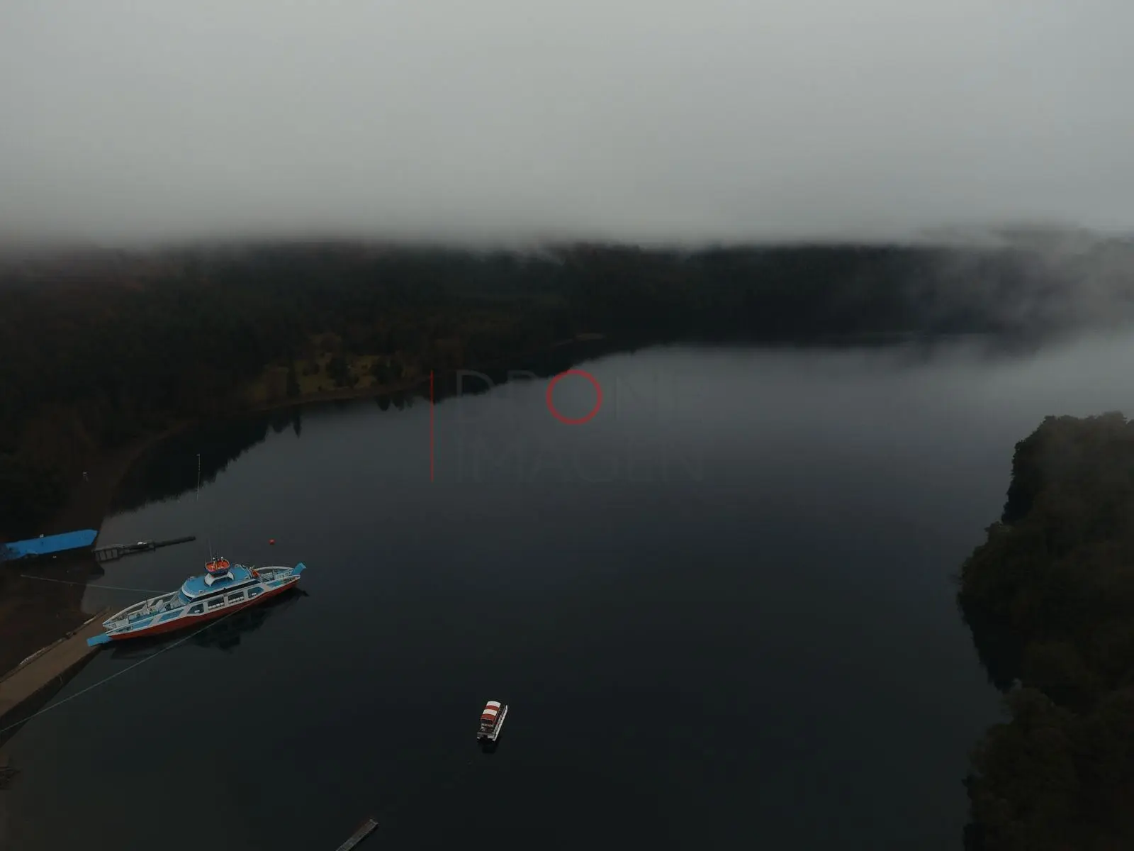 Transbordador y neblina sobre el lago, Puerto Fuy — Panguipulli, Chile