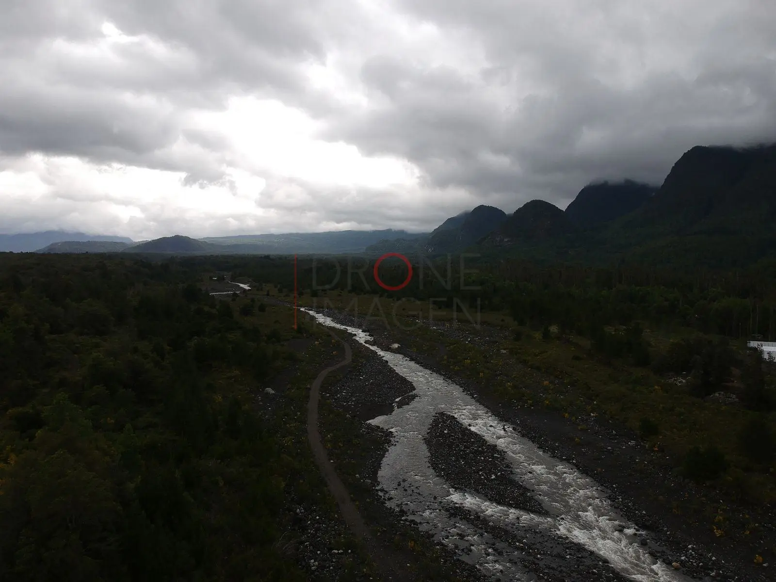 Río de montaña entre bosque nativo, Pucón · vista aérea oblicua
