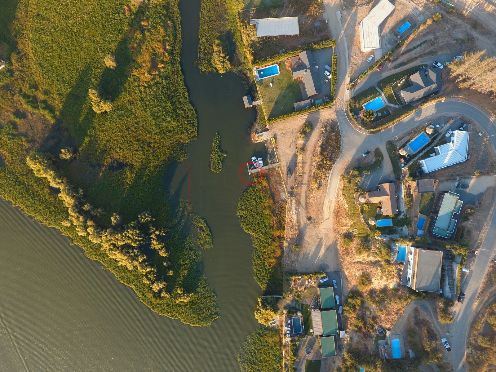 Canal con casas y piscinas, Las Cabras