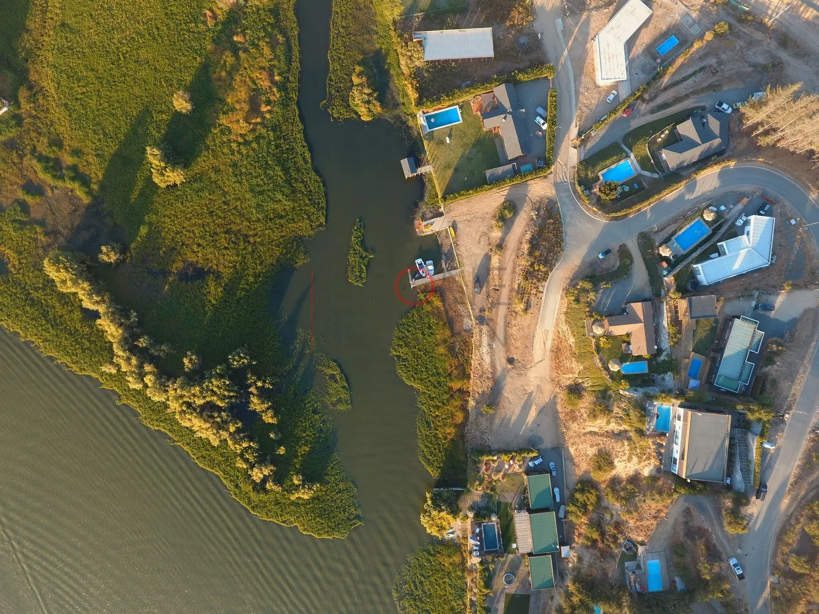 Canal con casas y piscinas, Las Cabras — Lago Rapel, Chile