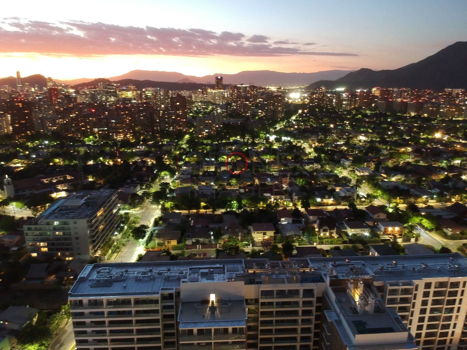 Barrios iluminados y cerros al atardecer, Las Condes