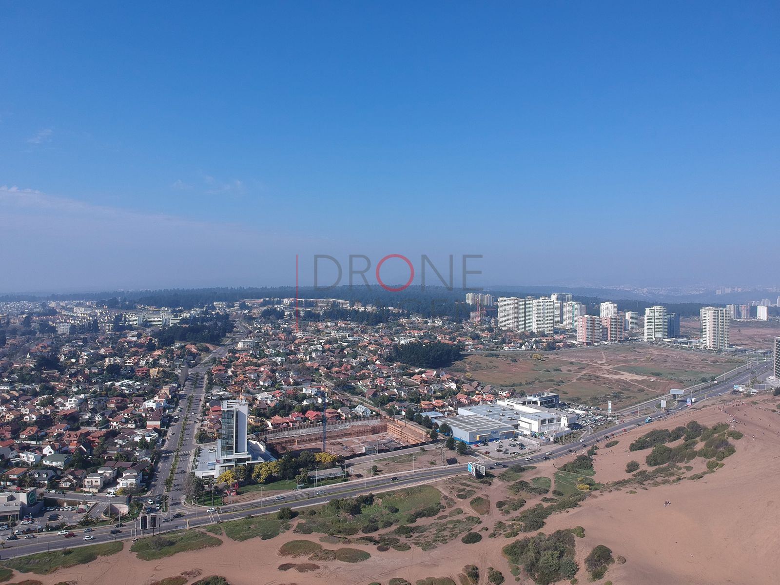 Barrios y torres cerca del mar, Concón