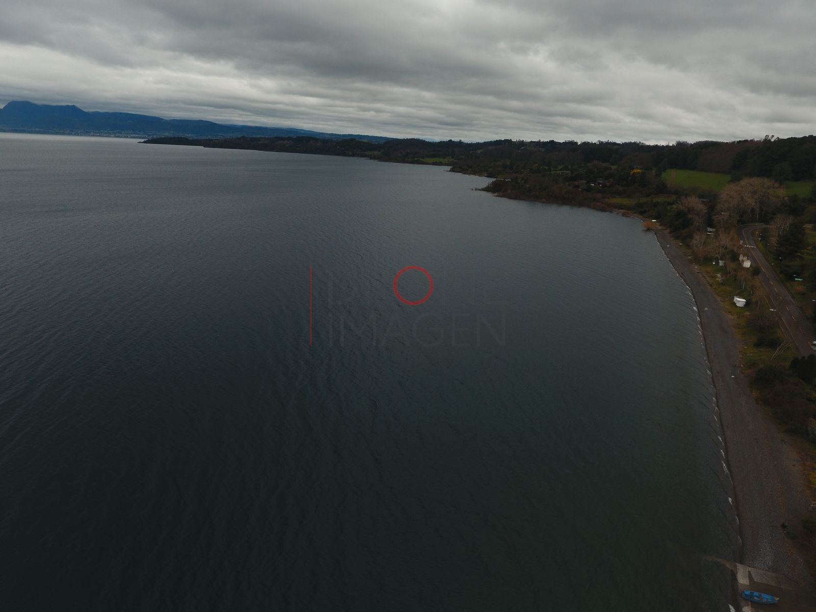 Lago Ranco y cerros boscosos