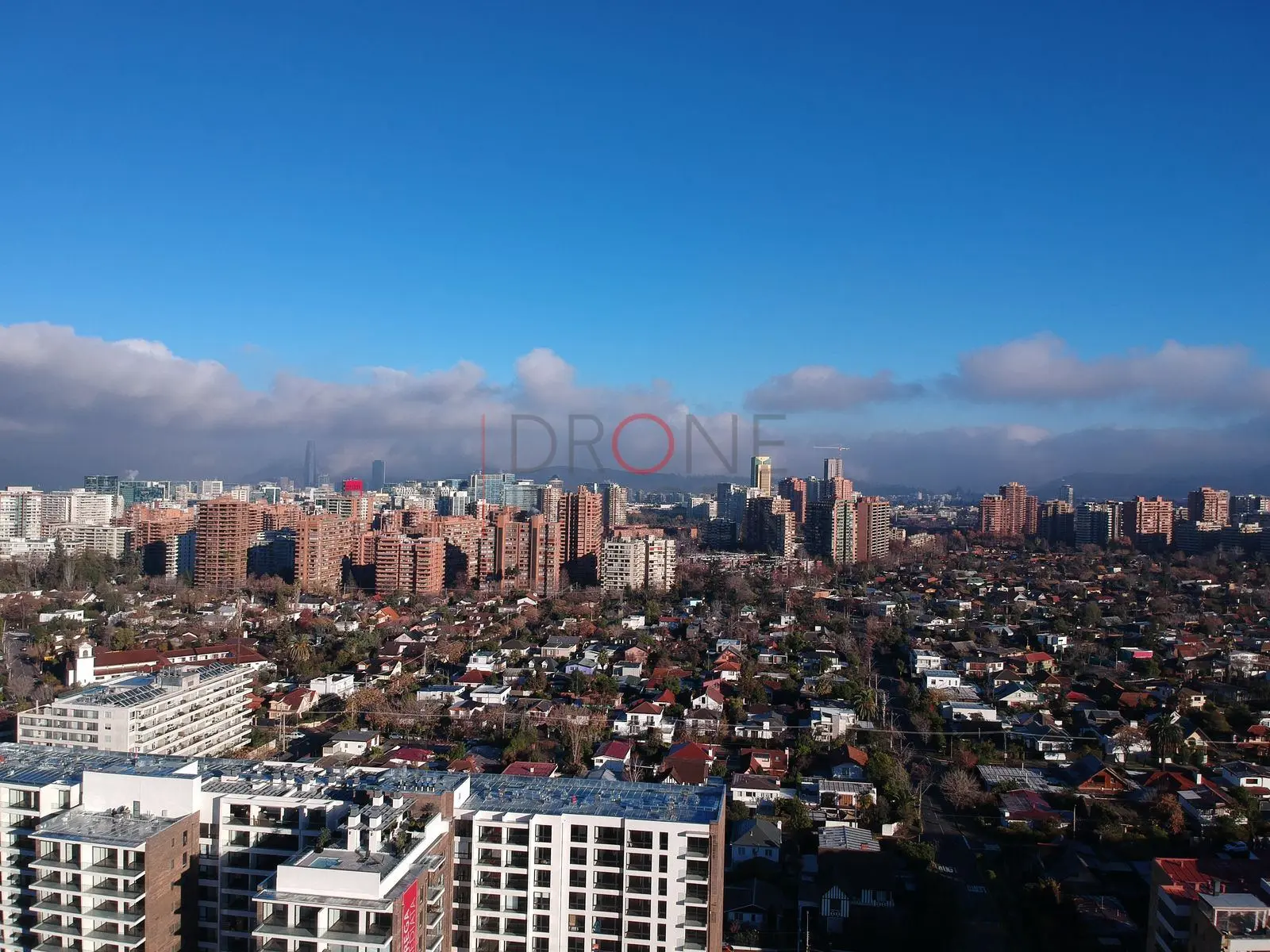 Nubes bajas y edificios, Las Condes · vista aérea oblicua
