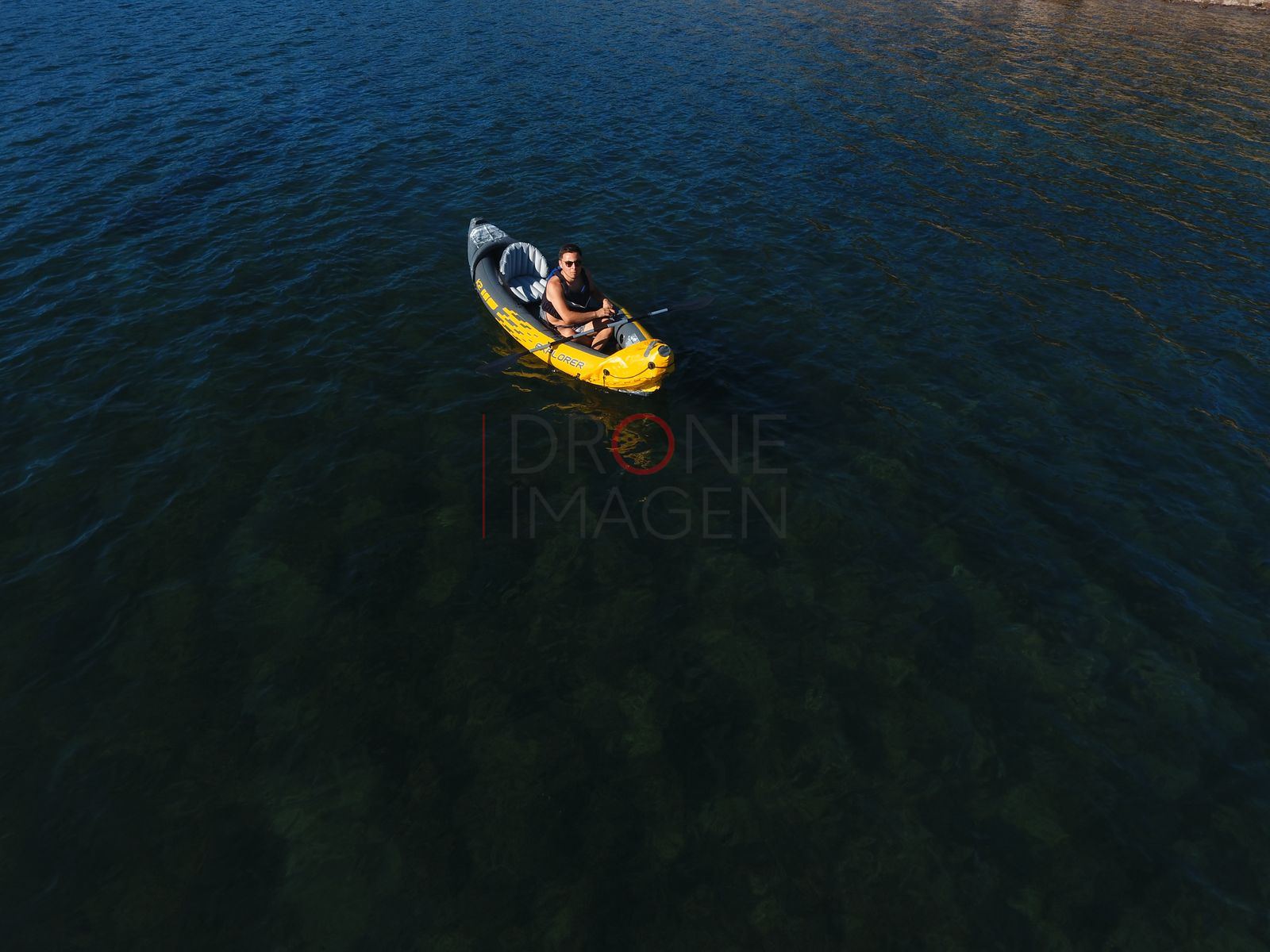 Kayak con personas remando, lago Caburgua (2)