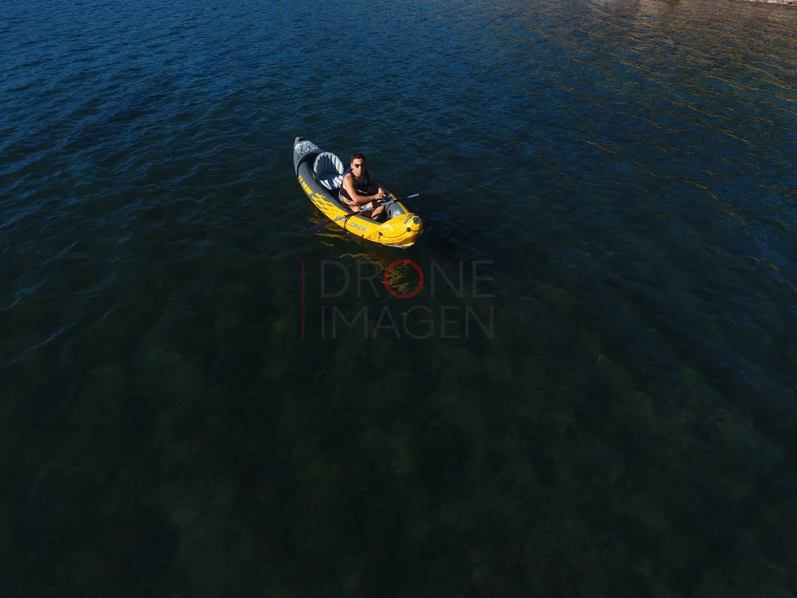Kayak con personas remando, lago Caburgua (2)
