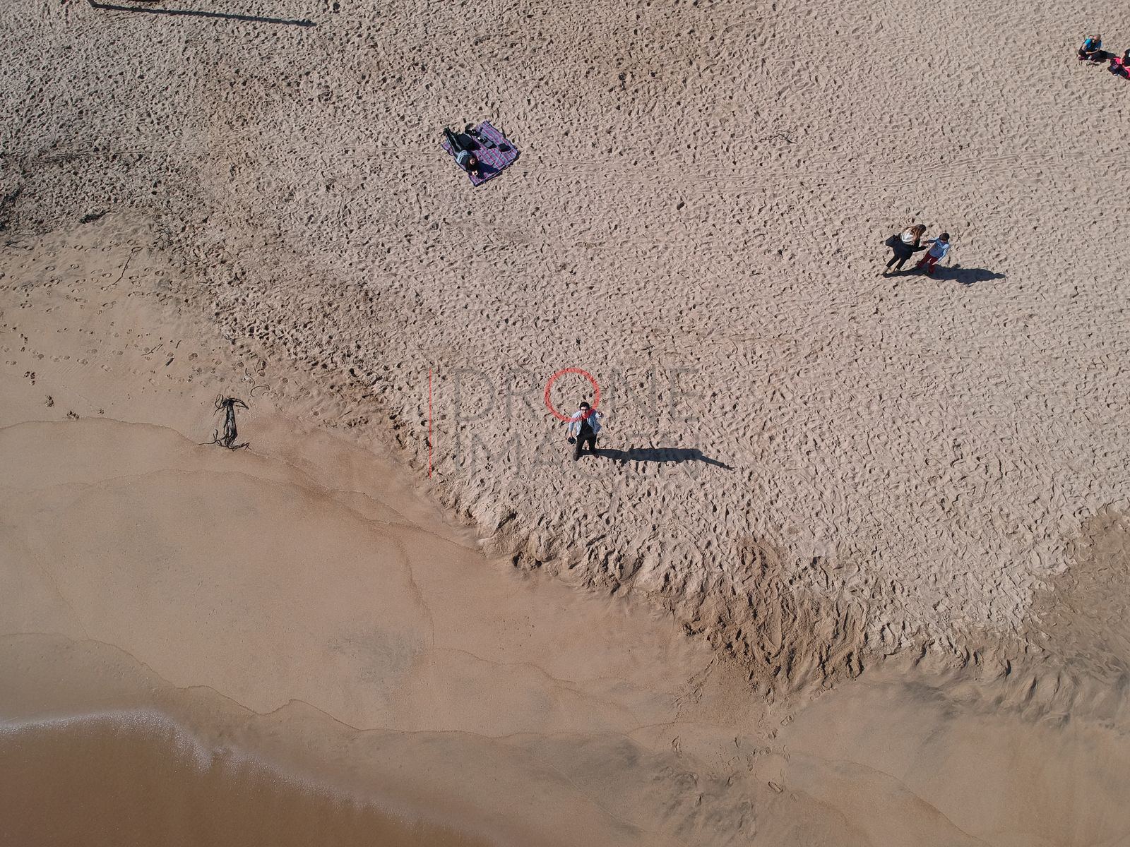Playa de arena con paseantes, Reñaca