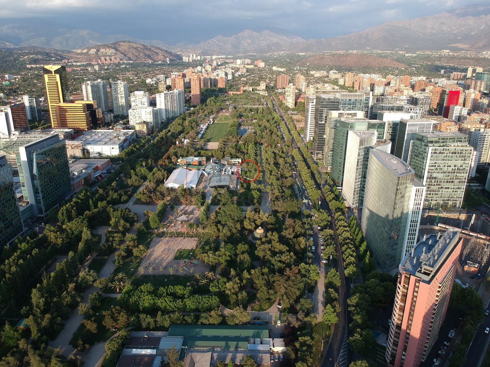 Parque Araucano entre torres, Las Condes