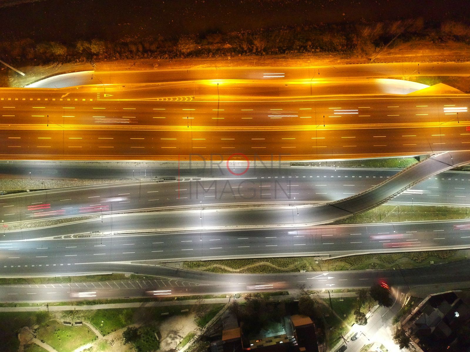 Tráfico de noche en la autopista, Santiago