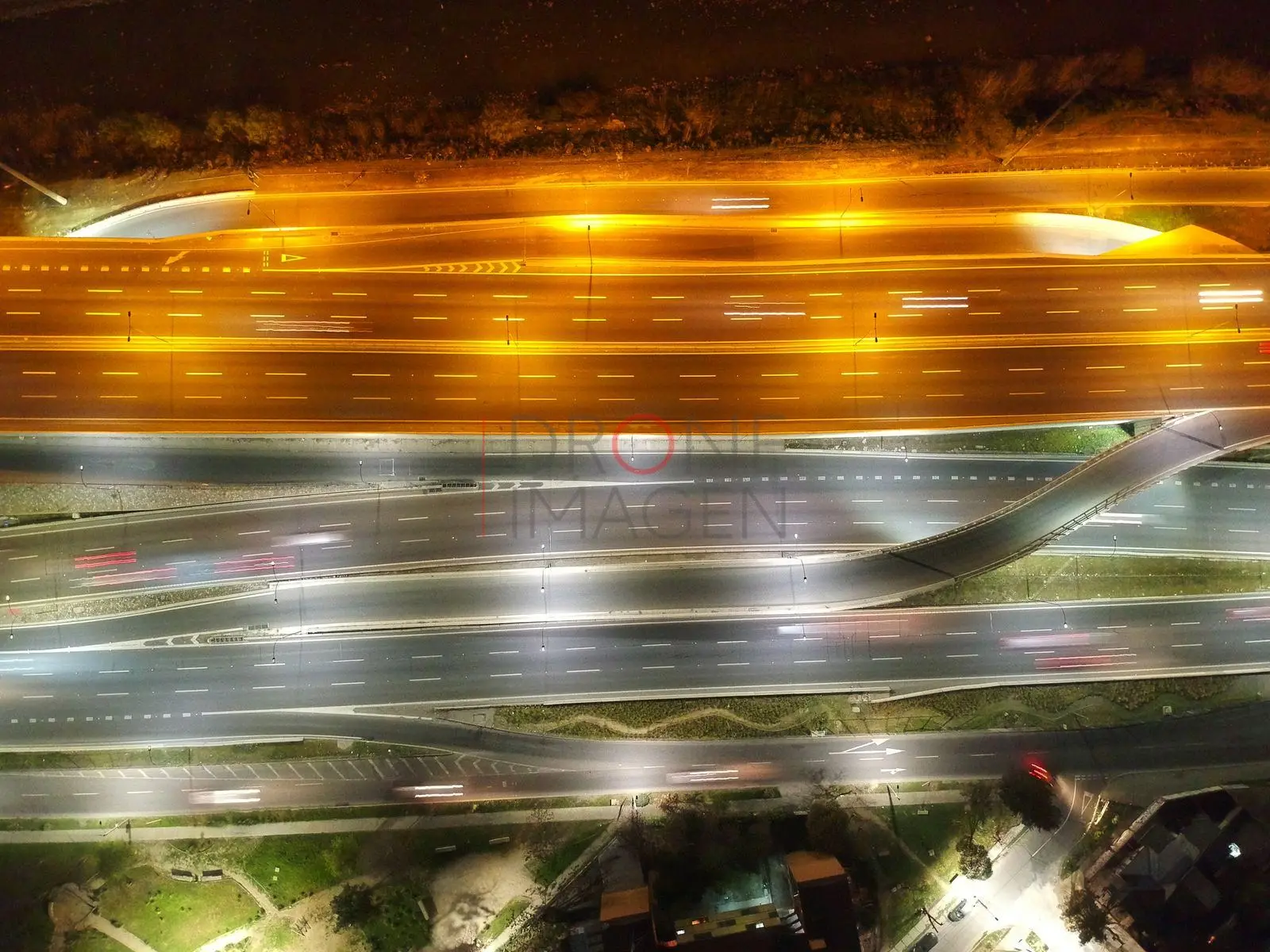 Tráfico de noche en la autopista, Santiago
