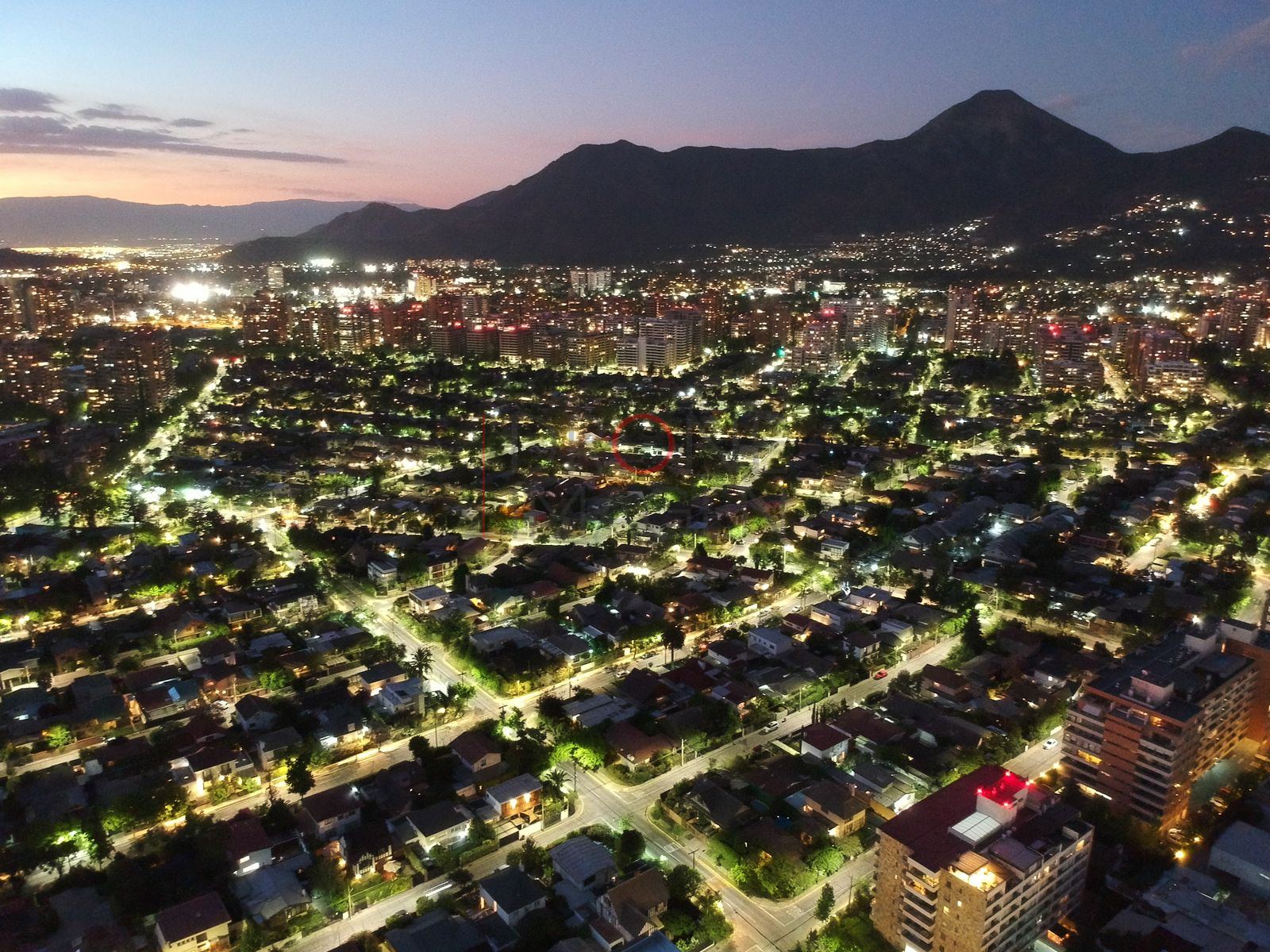 Cerros sobre la ciudad iluminada, Las Condes