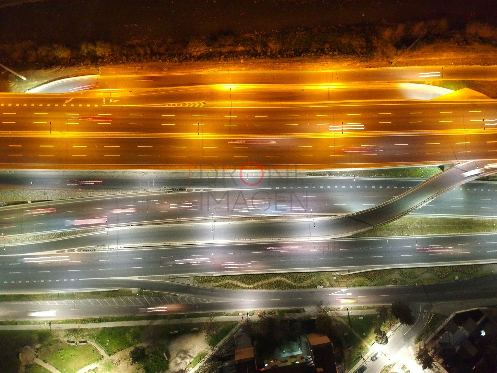 Autopista de noche con estelas de luz, Santiago