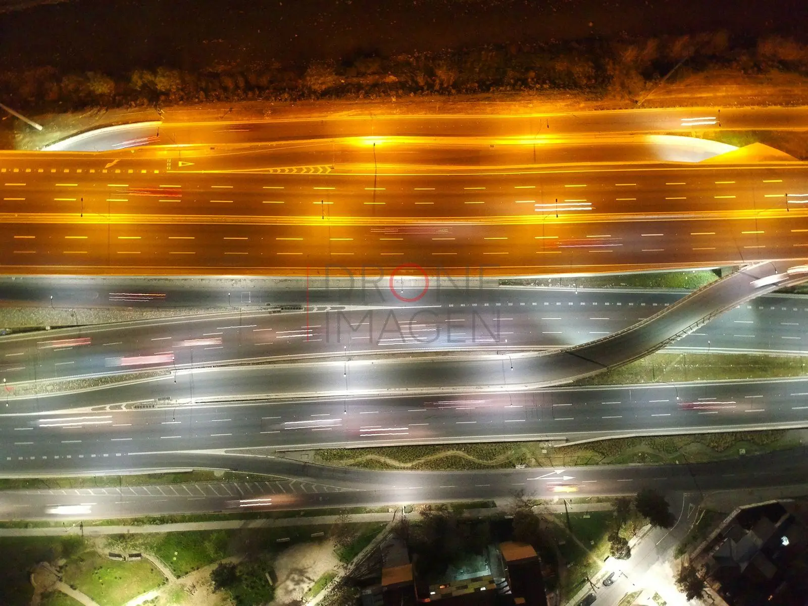 Autopista de noche con estelas de luz, Santiago