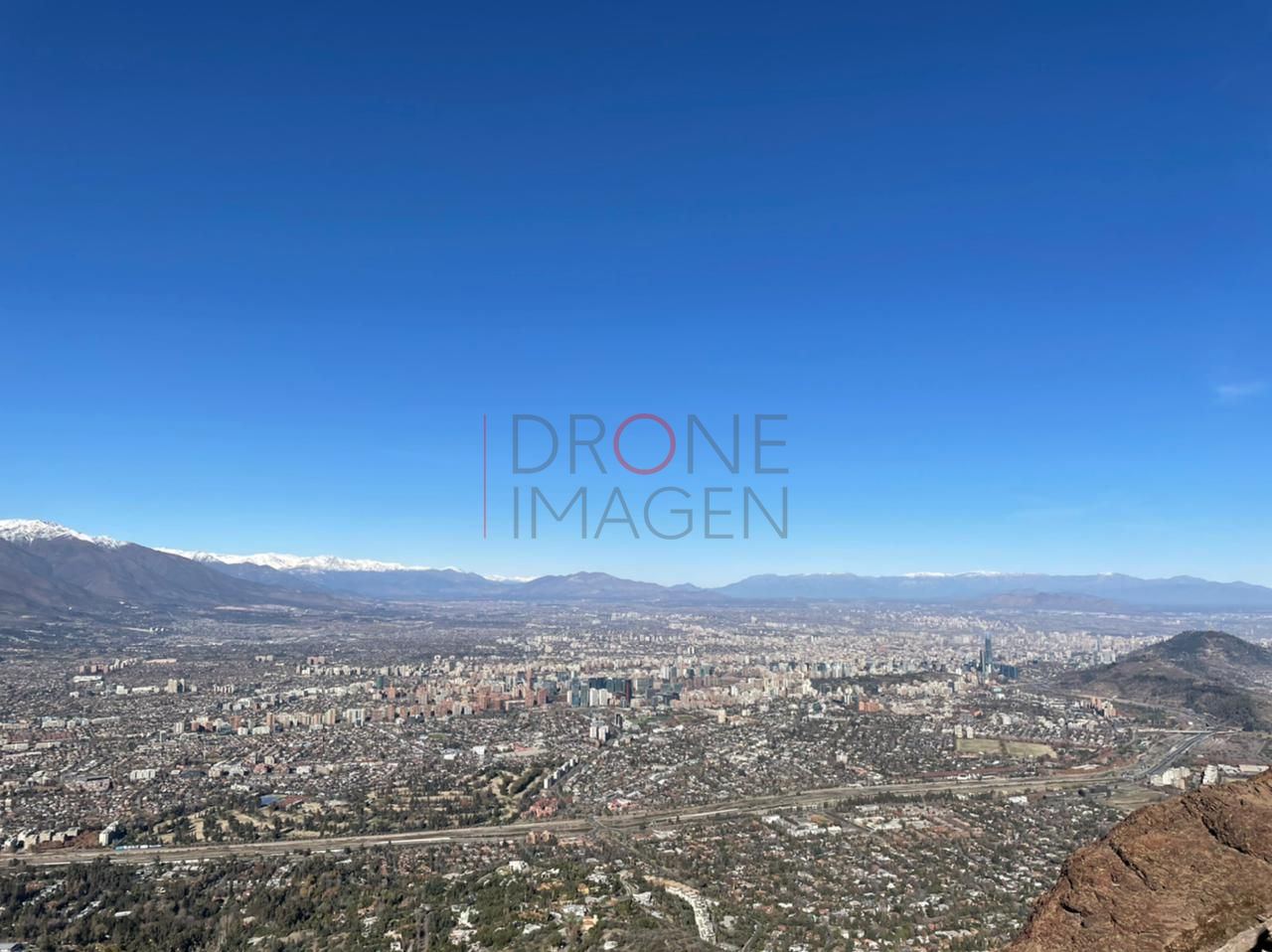 Santiago y cordillera bajo cielo despejado