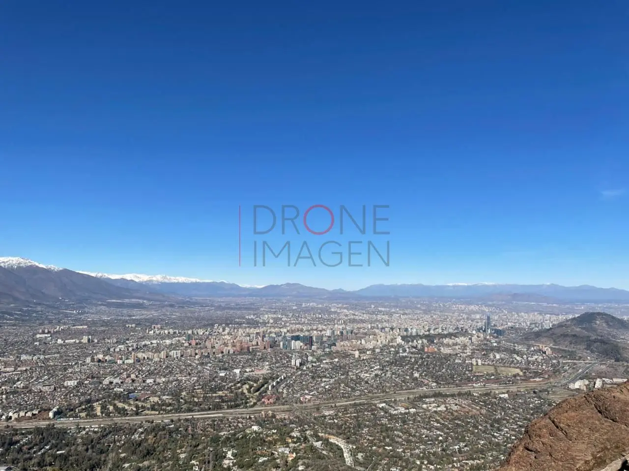Santiago y cordillera bajo cielo despejado