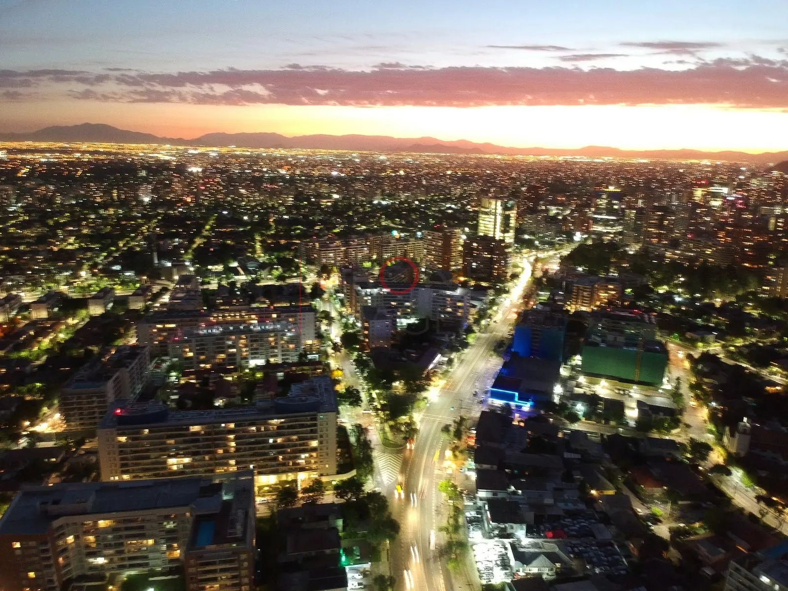 Ciudad y horizonte de atardecer, Las Condes · vista aérea oblicua
