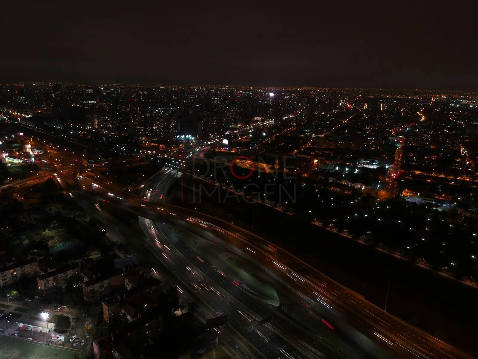 Ciudad de noche y autopista, Independencia — Santiago, Chile