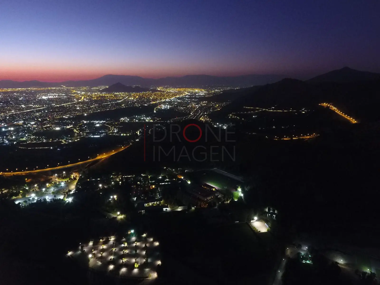 Cerro y luces de la ciudad, Vitacura · vista aérea oblicua