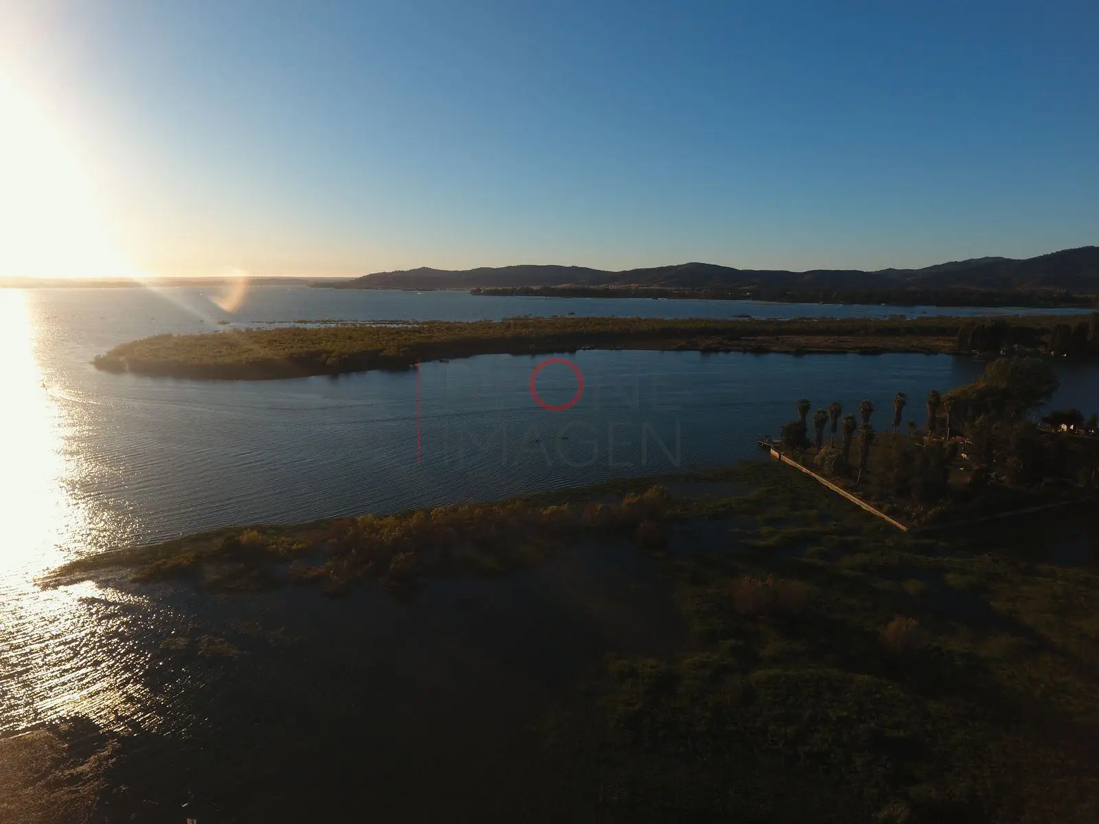 Islote y sol poniente sobre el lago, Las Cabras — Lago Rapel, Chile