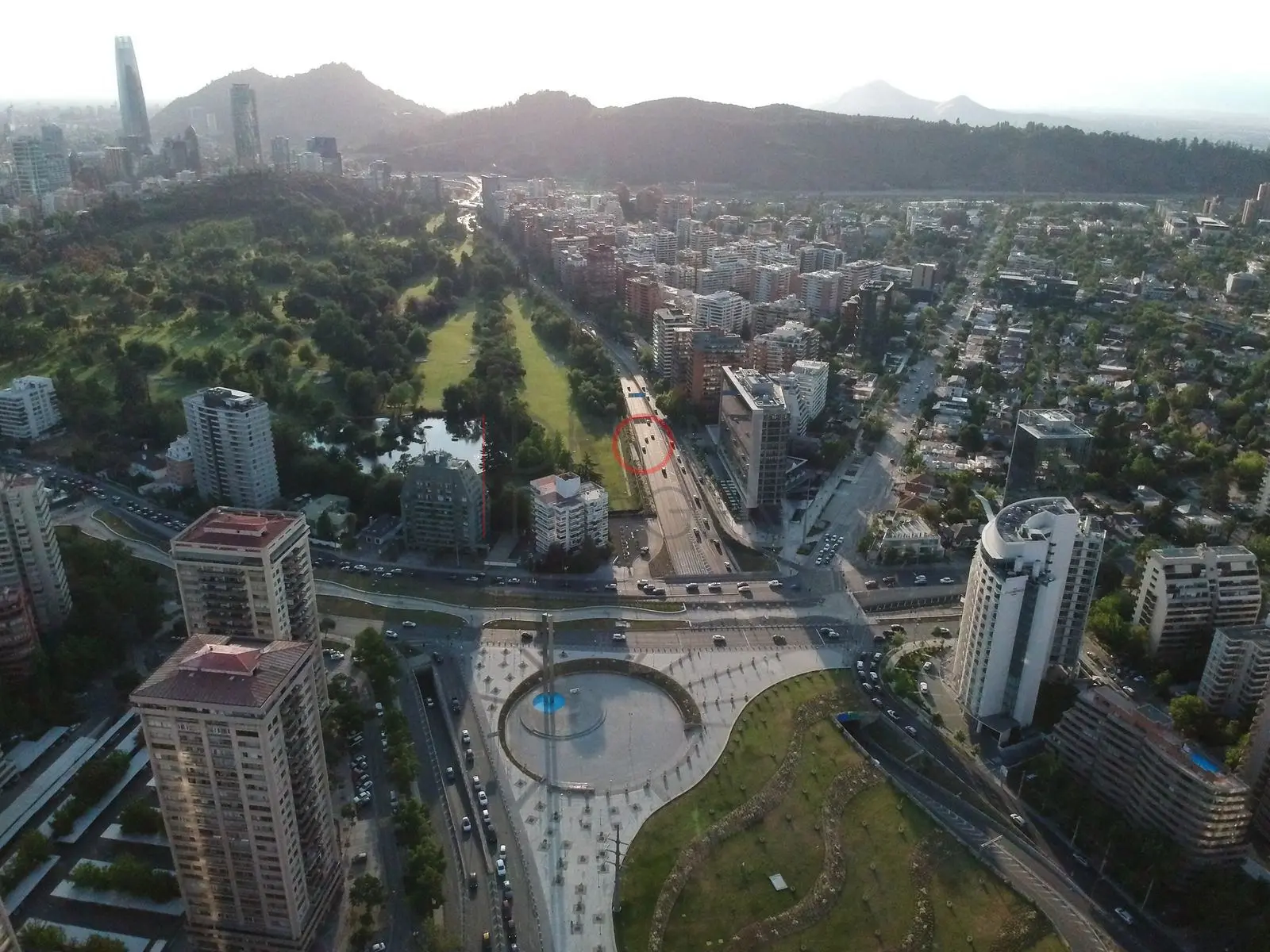 Rotonda ajardinada y torres, Las Condes — Santiago, Chile